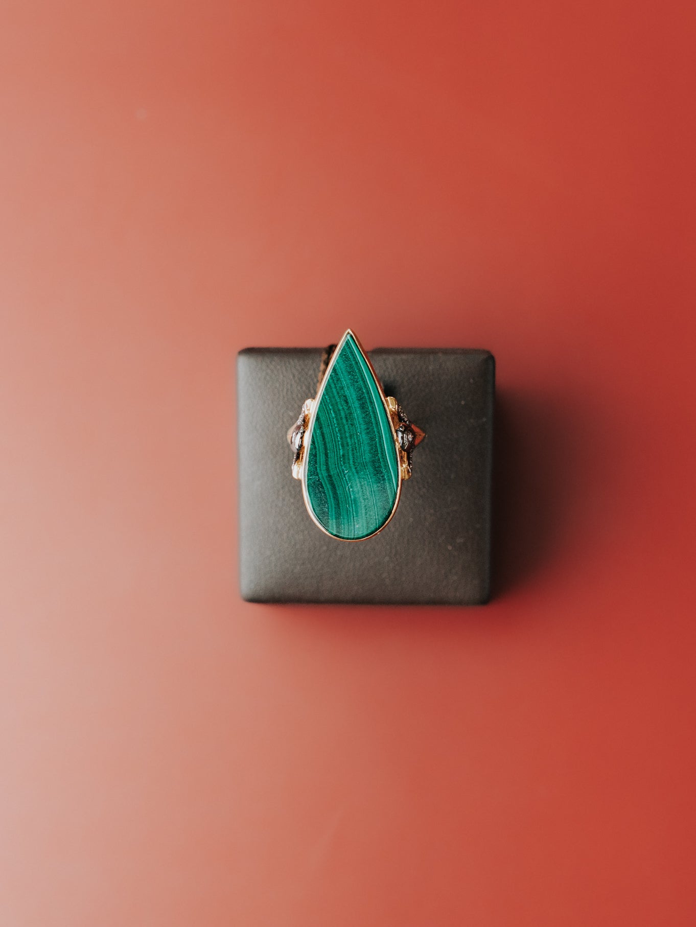 Anello Moraglione in oro con pietra malachite