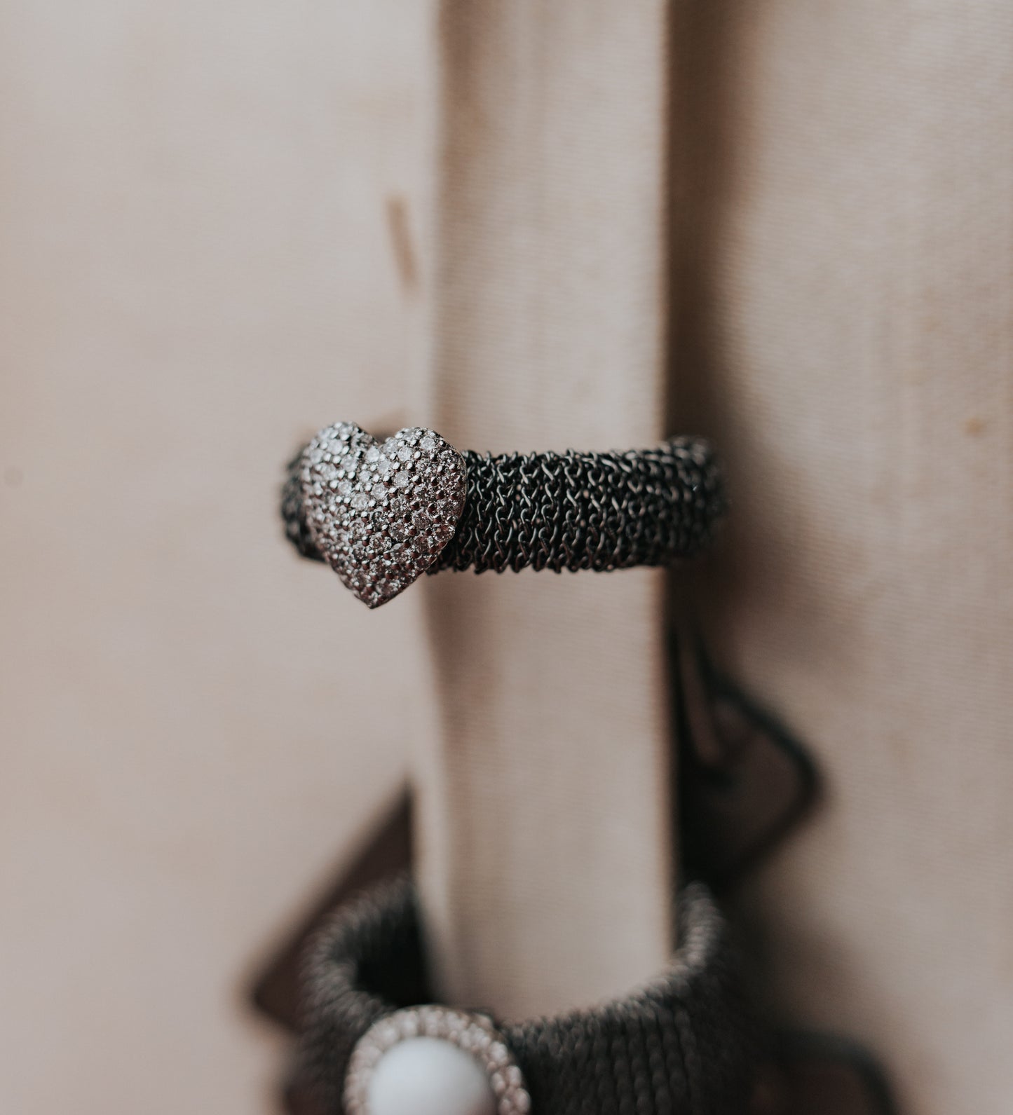 Anello Gianni Carità in oro bianco, oro brunito e diamanti
