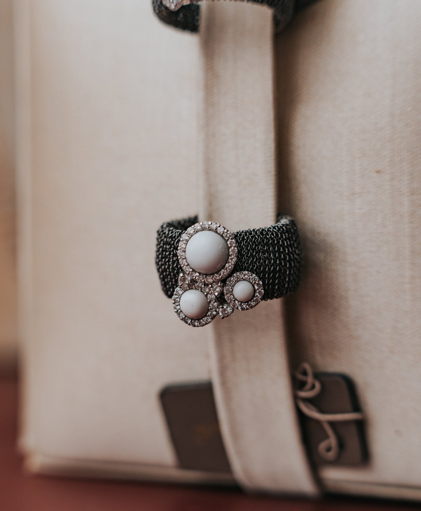 Anello Gianni Carità in oro bianco, oro brunito, agata bianca e diamanti.