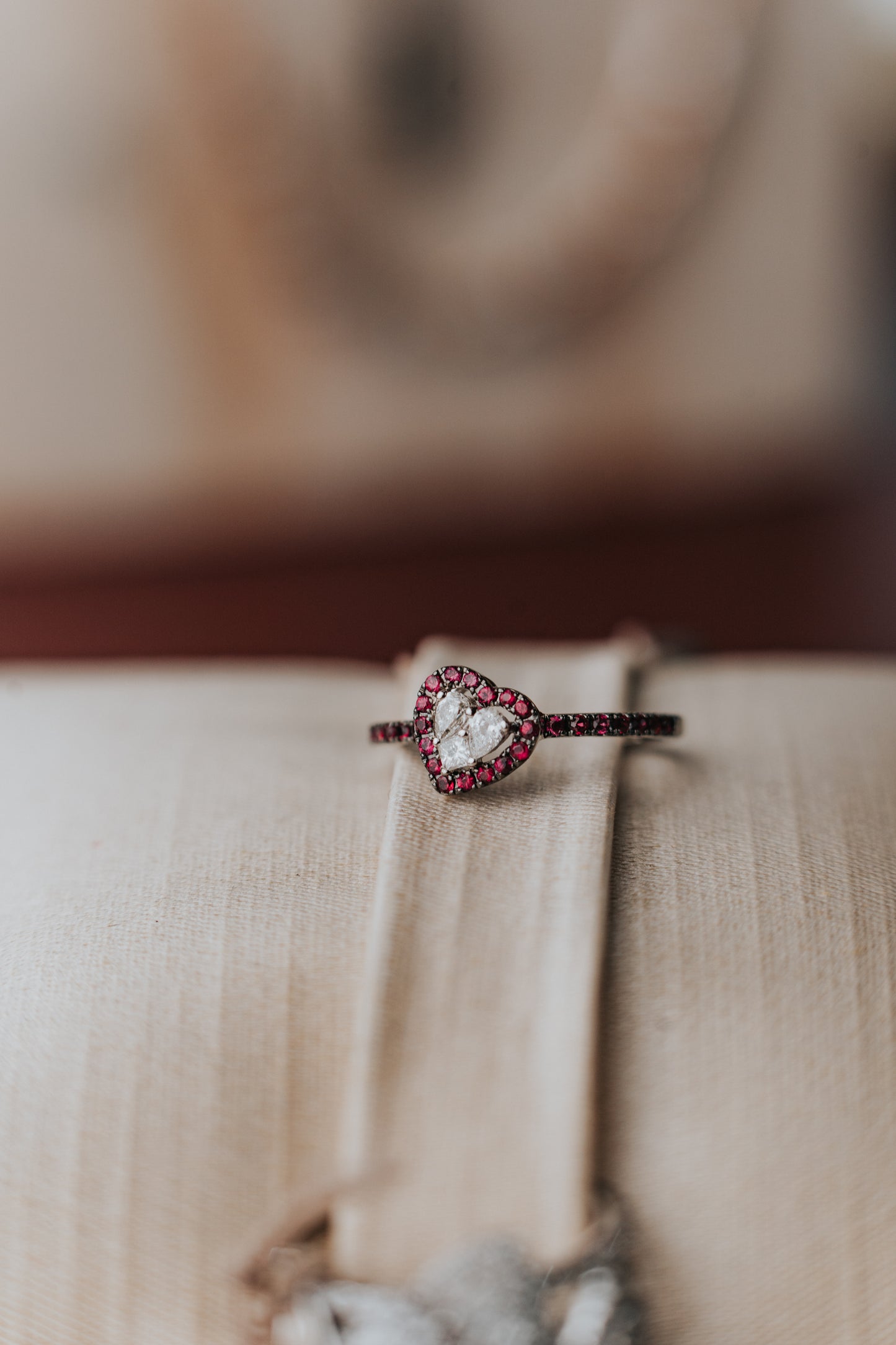 Anello Gianni Carità a cuore in oro bainco con rubino