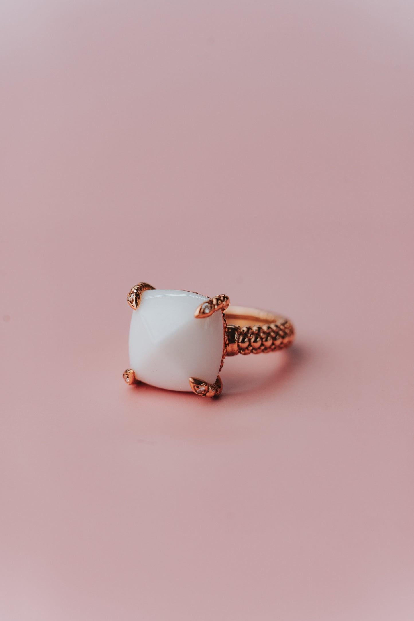 Anello Minù by Giovanni Ferraris in oro rosa, agata bianca e diamanti