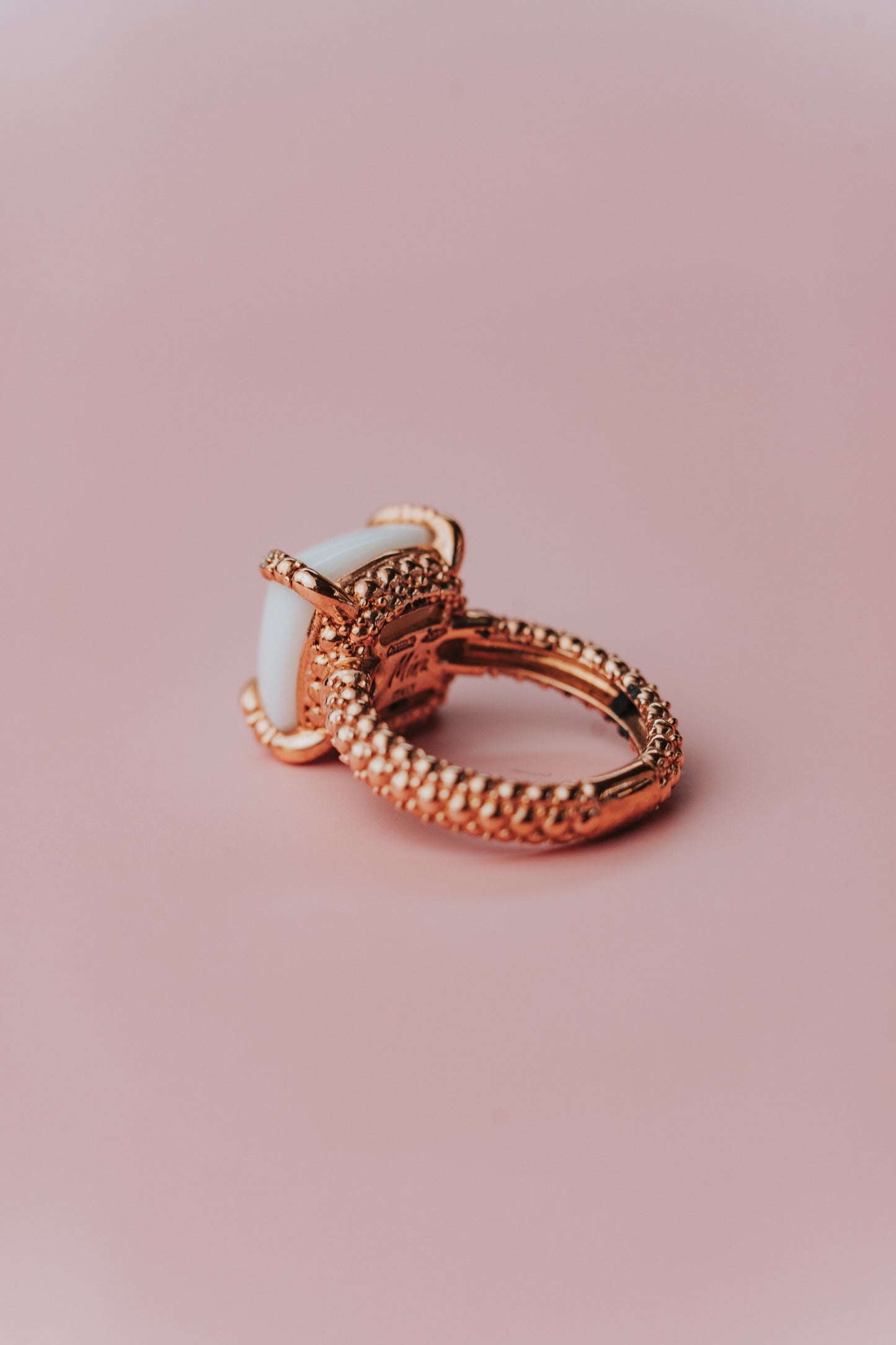 Anello Minù by Giovanni Ferraris in oro rosa, agata bianca e diamanti