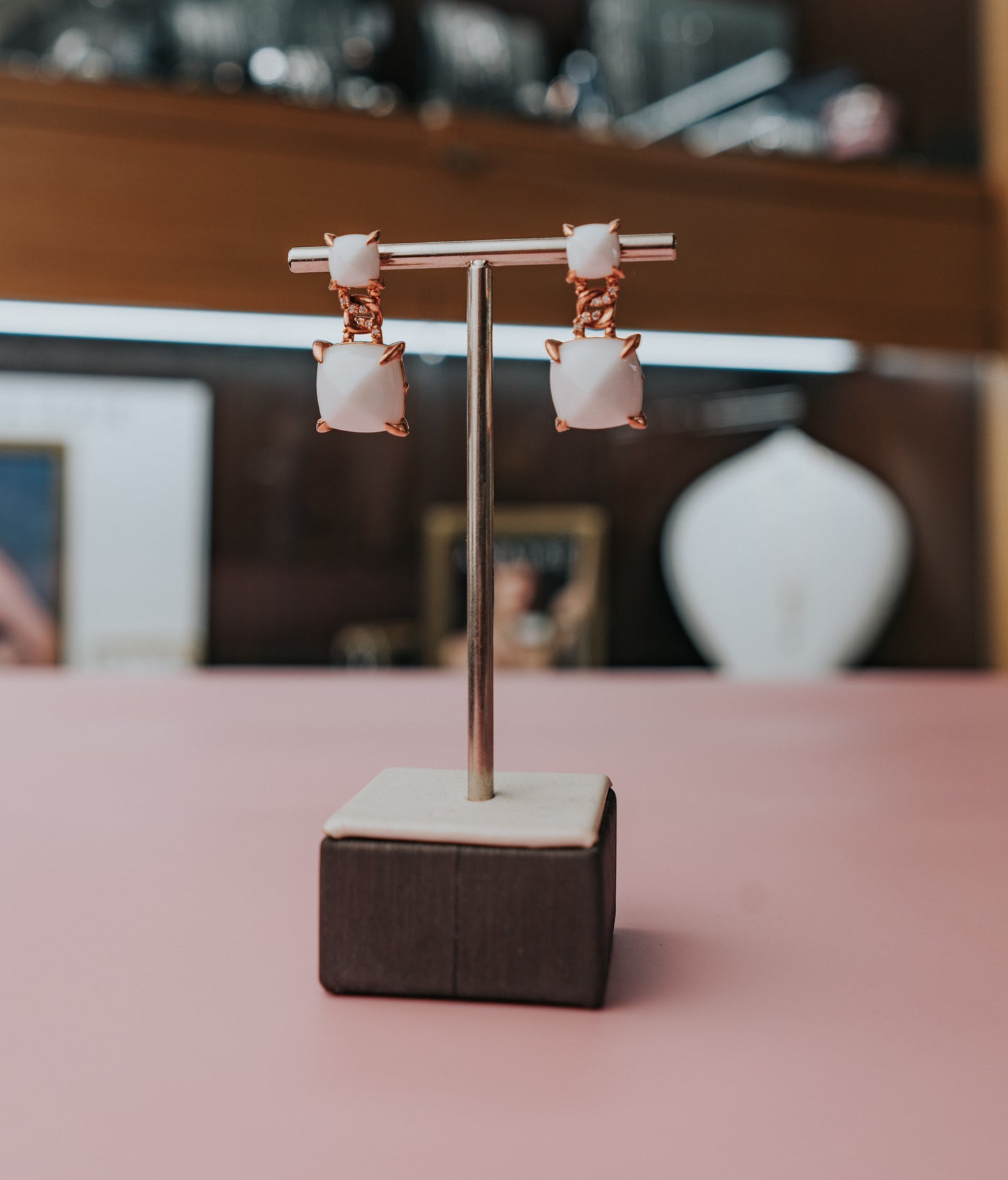 Orecchini Minù by Giovanni Ferraris in oro rosa e agata bianca