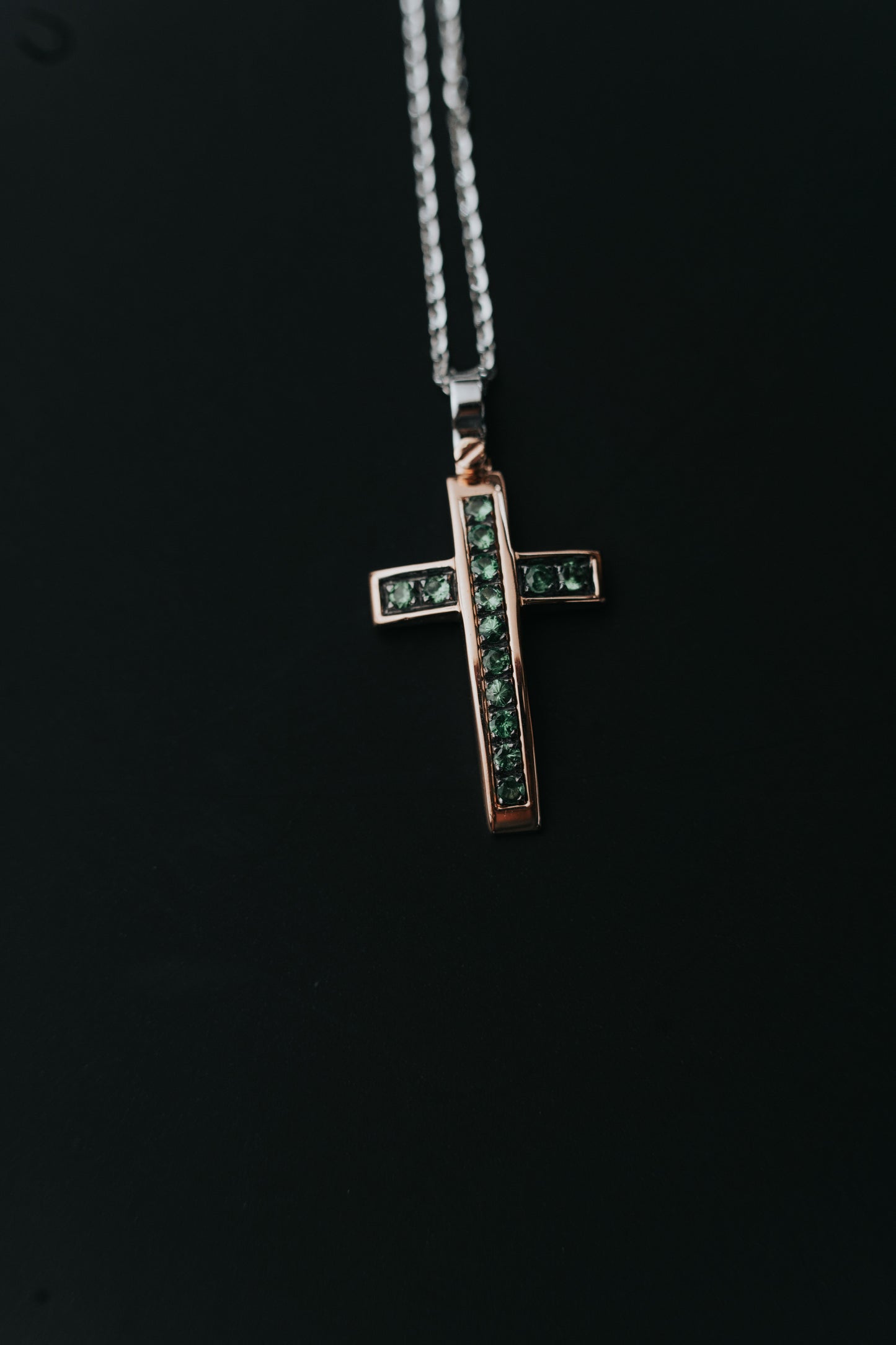 Collana ciondolo a croce con smeraldi