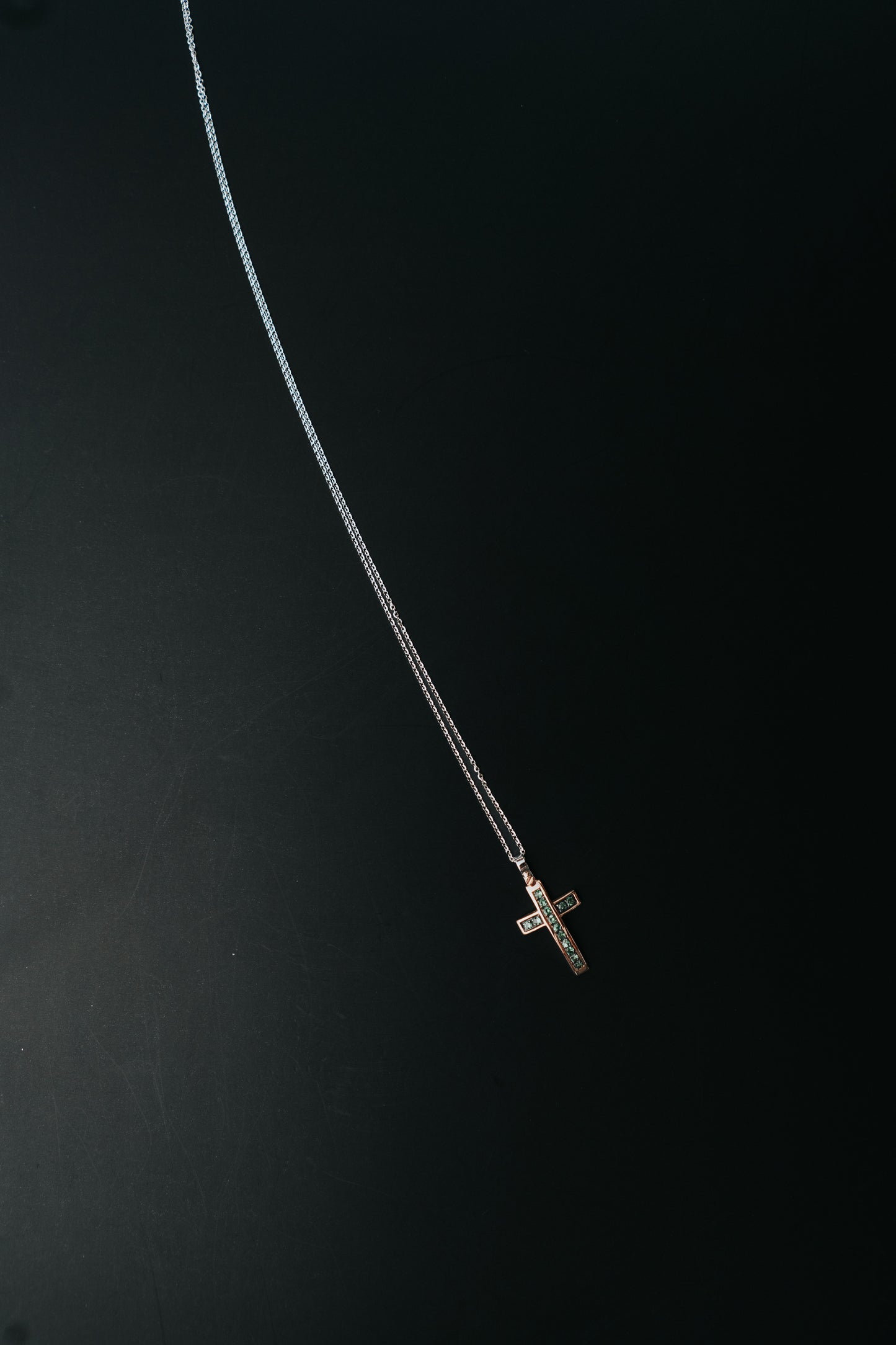 Collana ciondolo a croce con smeraldi