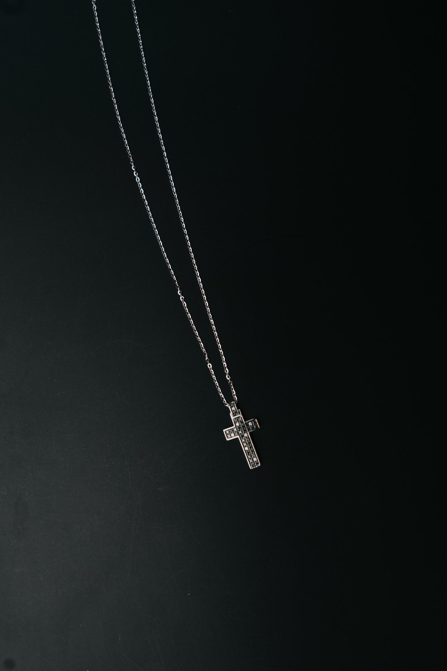 Collana croce pendente con diamanti bianchi e diamanti neri
