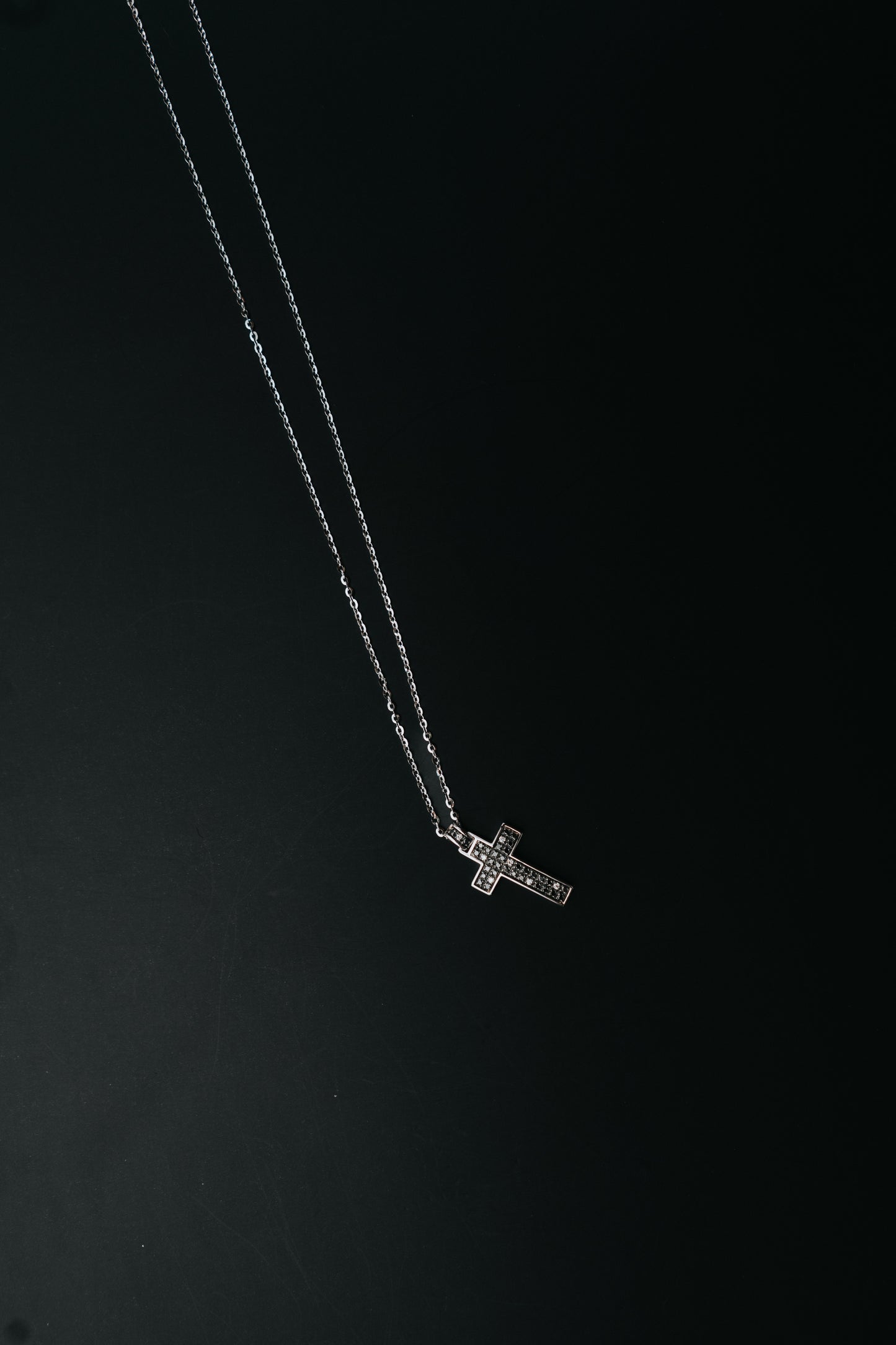 Collana croce pendente con diamanti bianchi e diamanti neri