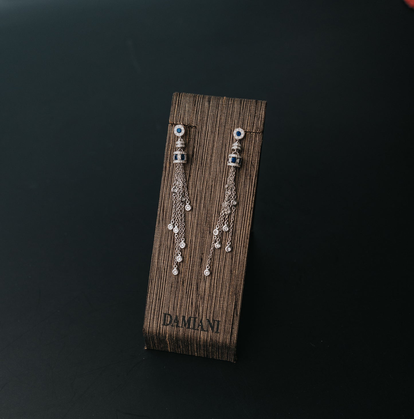 Orecchini Damiani Belle Epoque in oro bianco, diamanti bianchi e zaffiri blu