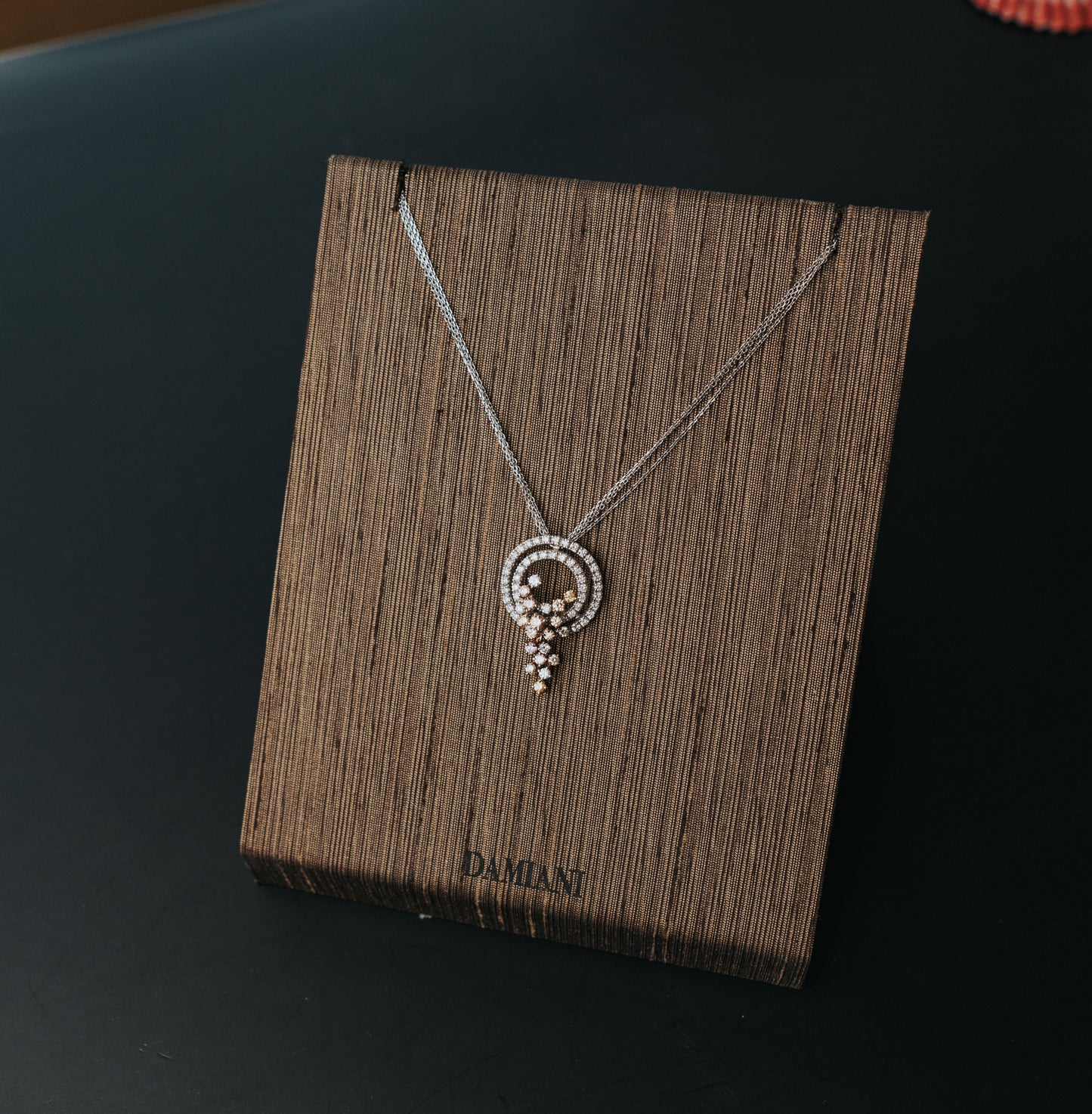 Collana Damiani in oro bianco e diamanti bianchi, fancy e brown