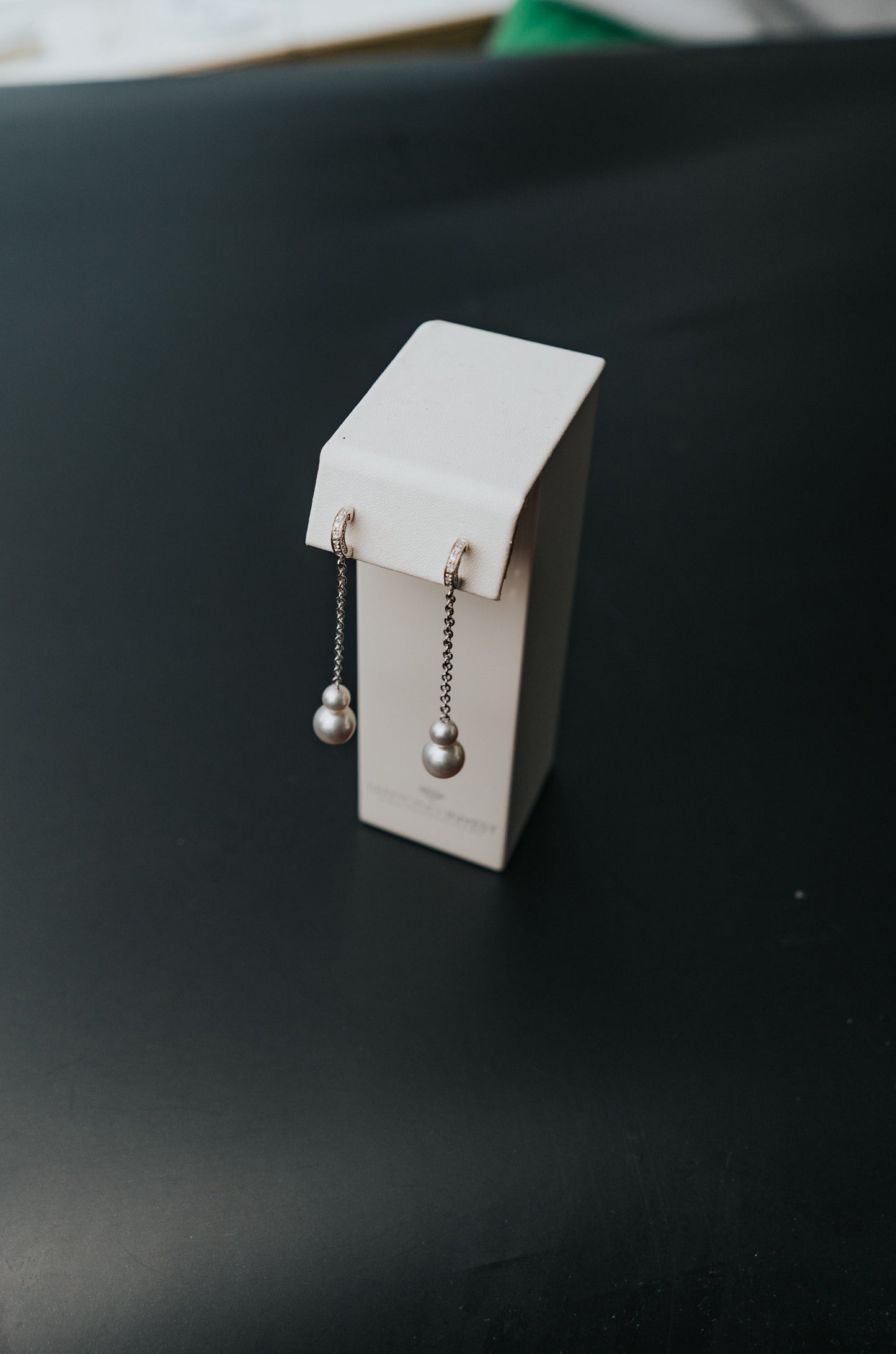 Orecchini Damiani in oro bianco, diamanti e perle taithi grigio perla