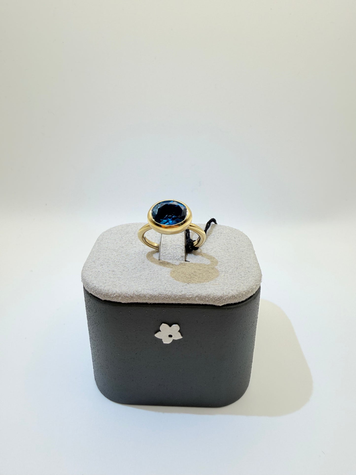 Anello Fiore in oro con topazio blu London