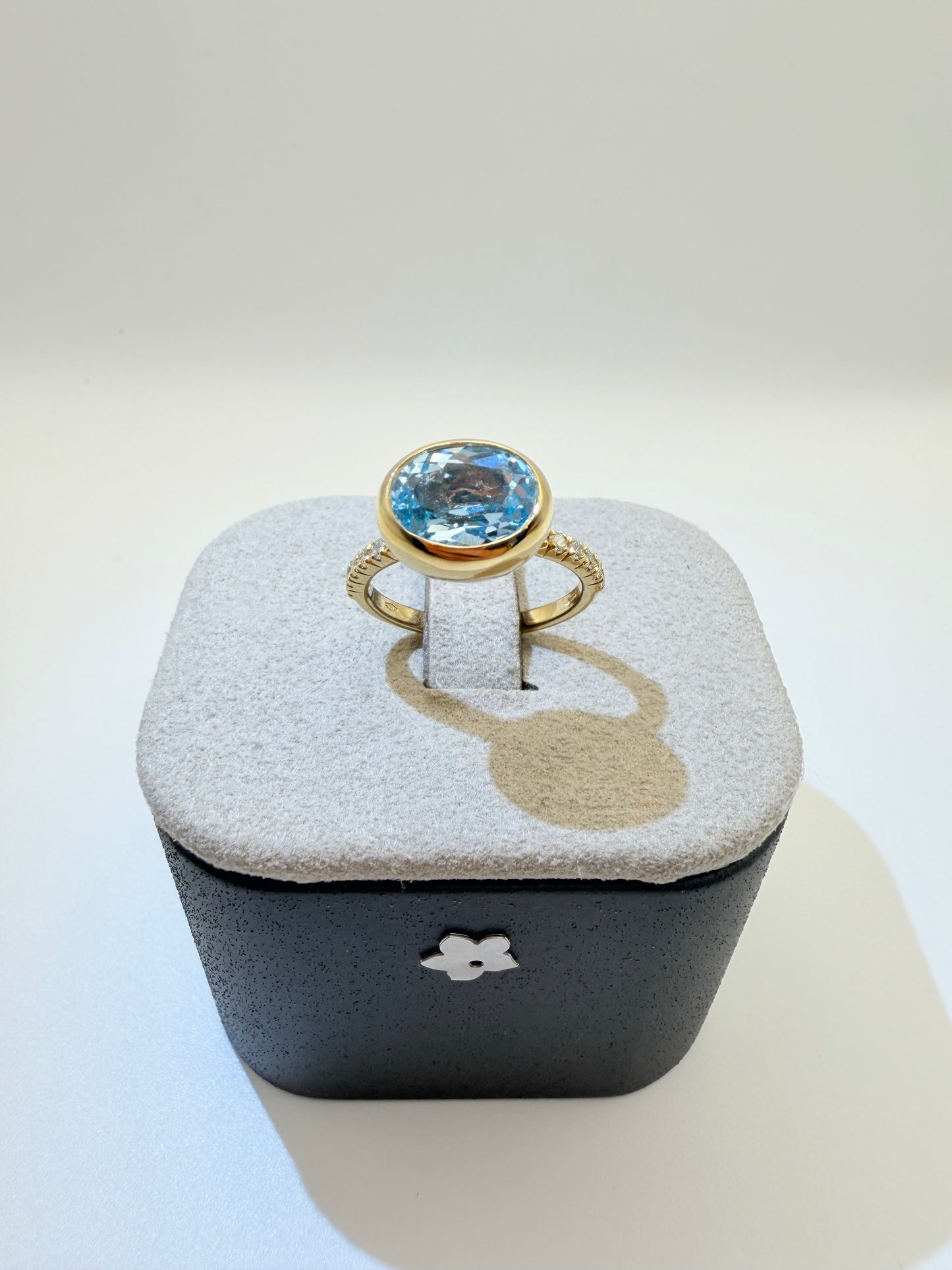 Anello Fiore in oro giallo con topazio sky e diamanti