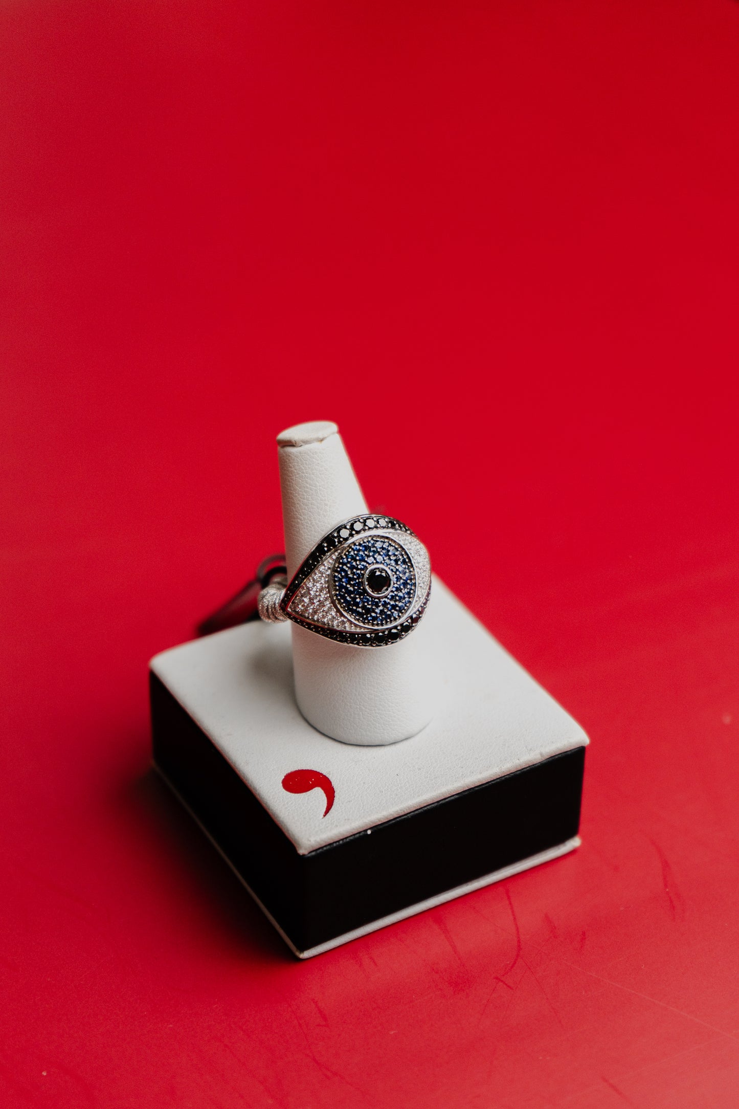 Anello Roberto Demeglio in oro bianco, diamanti bianchi, diamanti neri e zaffiri blu