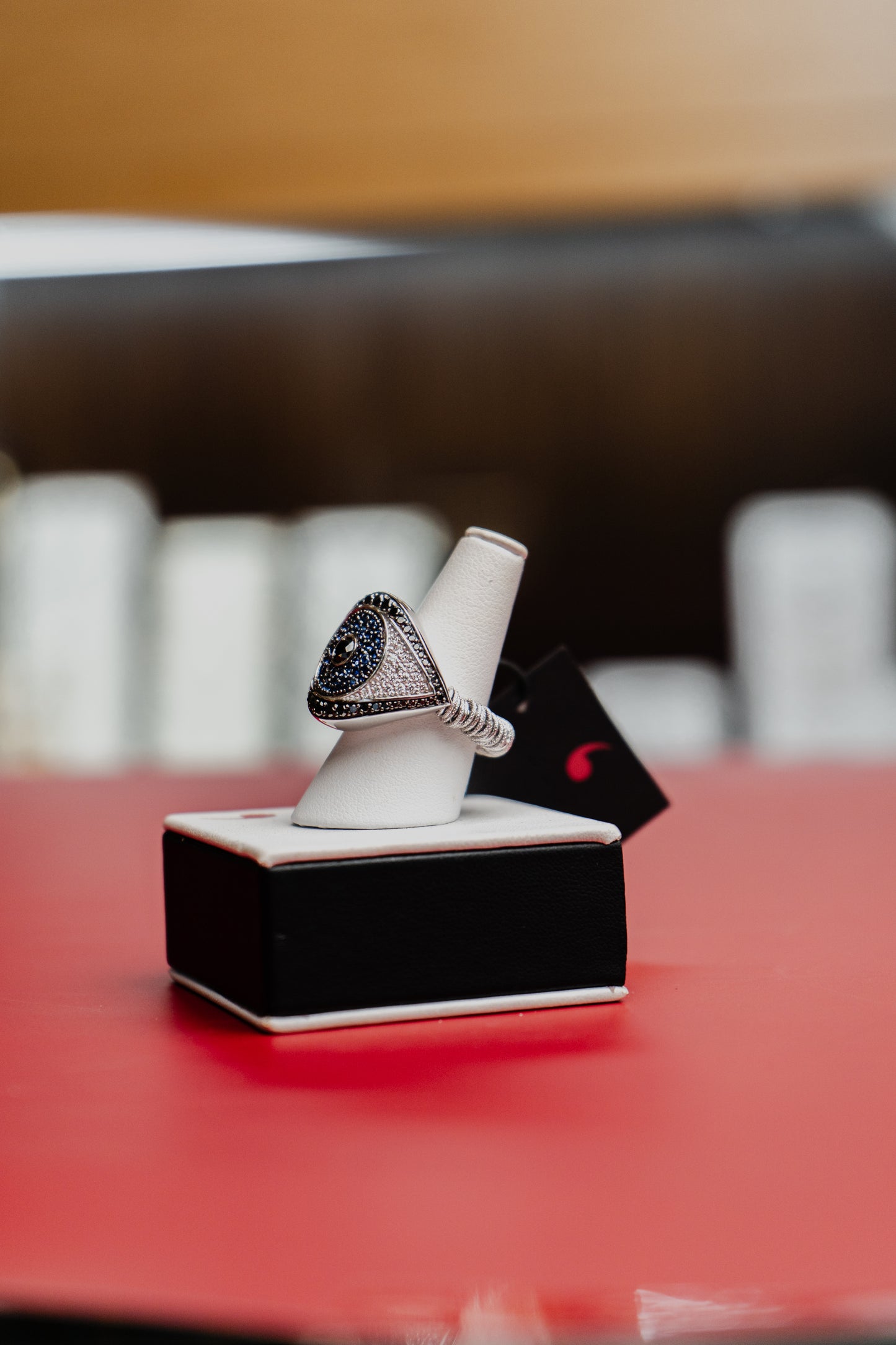 Anello Roberto Demeglio in oro bianco, diamanti bianchi, diamanti neri e zaffiri blu