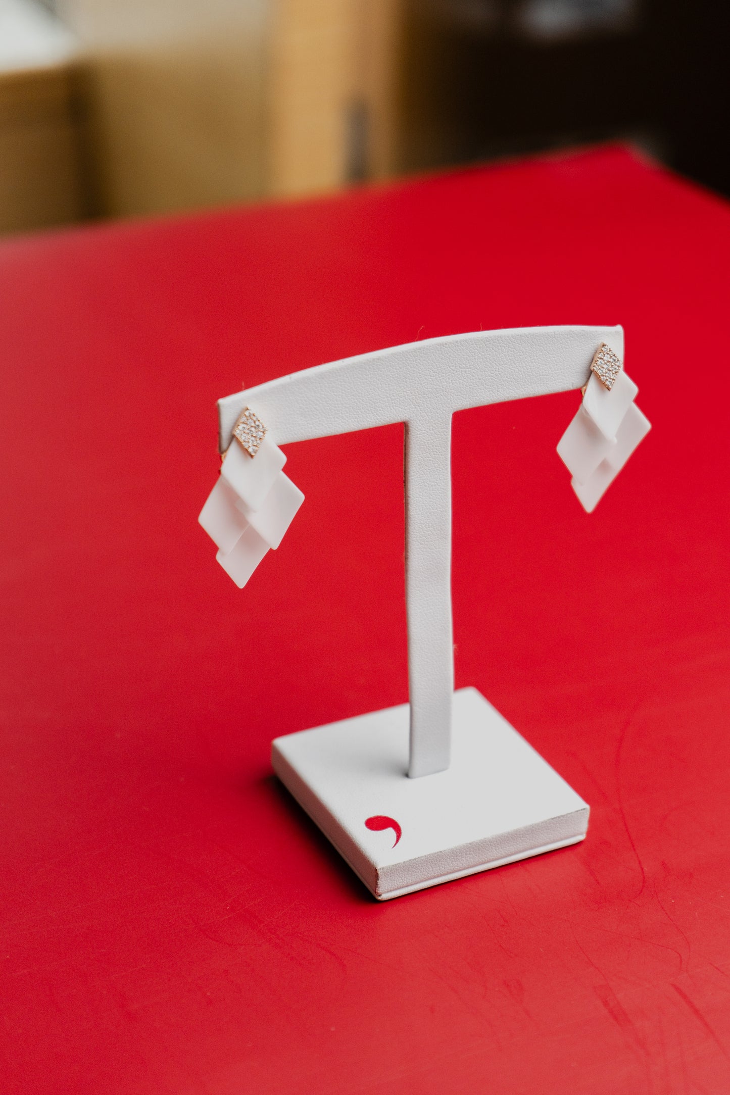 Orecchini Roberto Demeglio in ceramica bianca, oro e diamanti brown