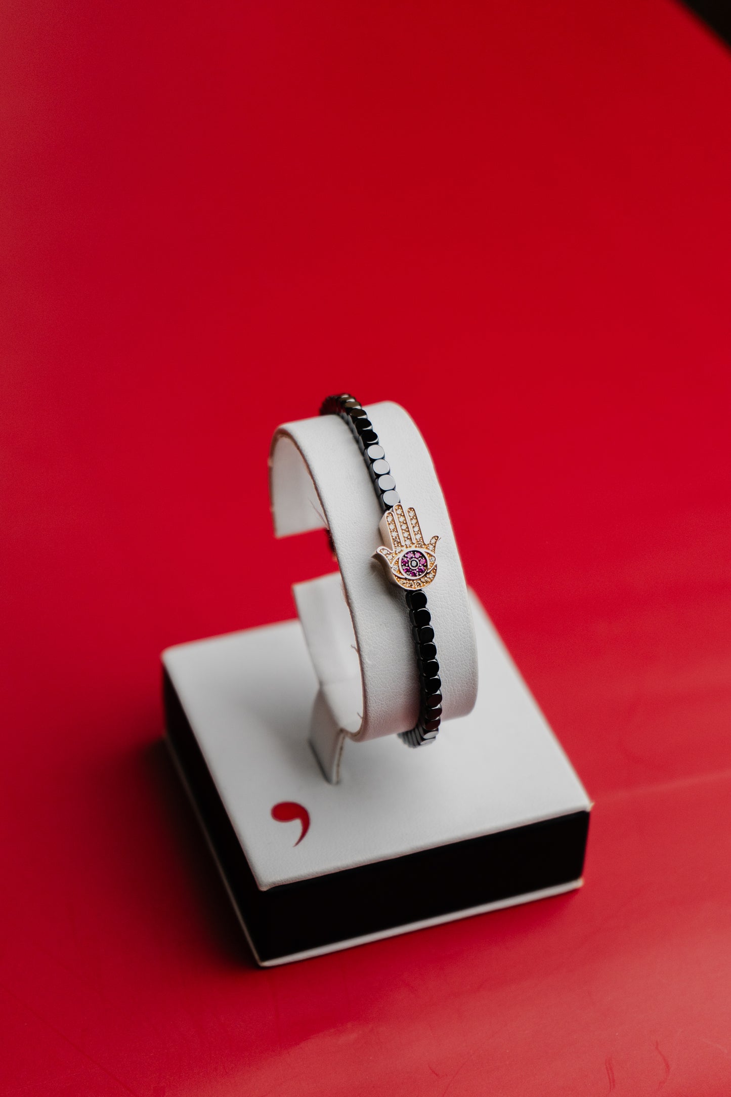 Bracciale Roberto Demeglio in ceramica nera satinata e simbolo mano in rubini, diamanti neri, bianchi e brown su oro rosa