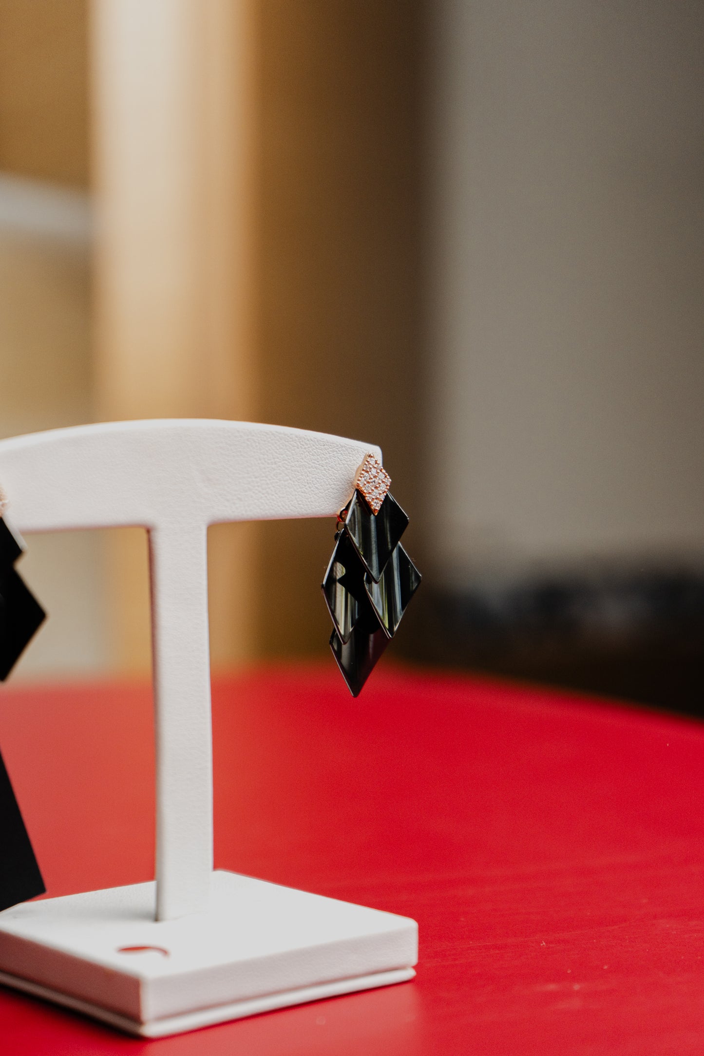 Orecchini Roberto Demeglio in ceramica, oro e diamanti