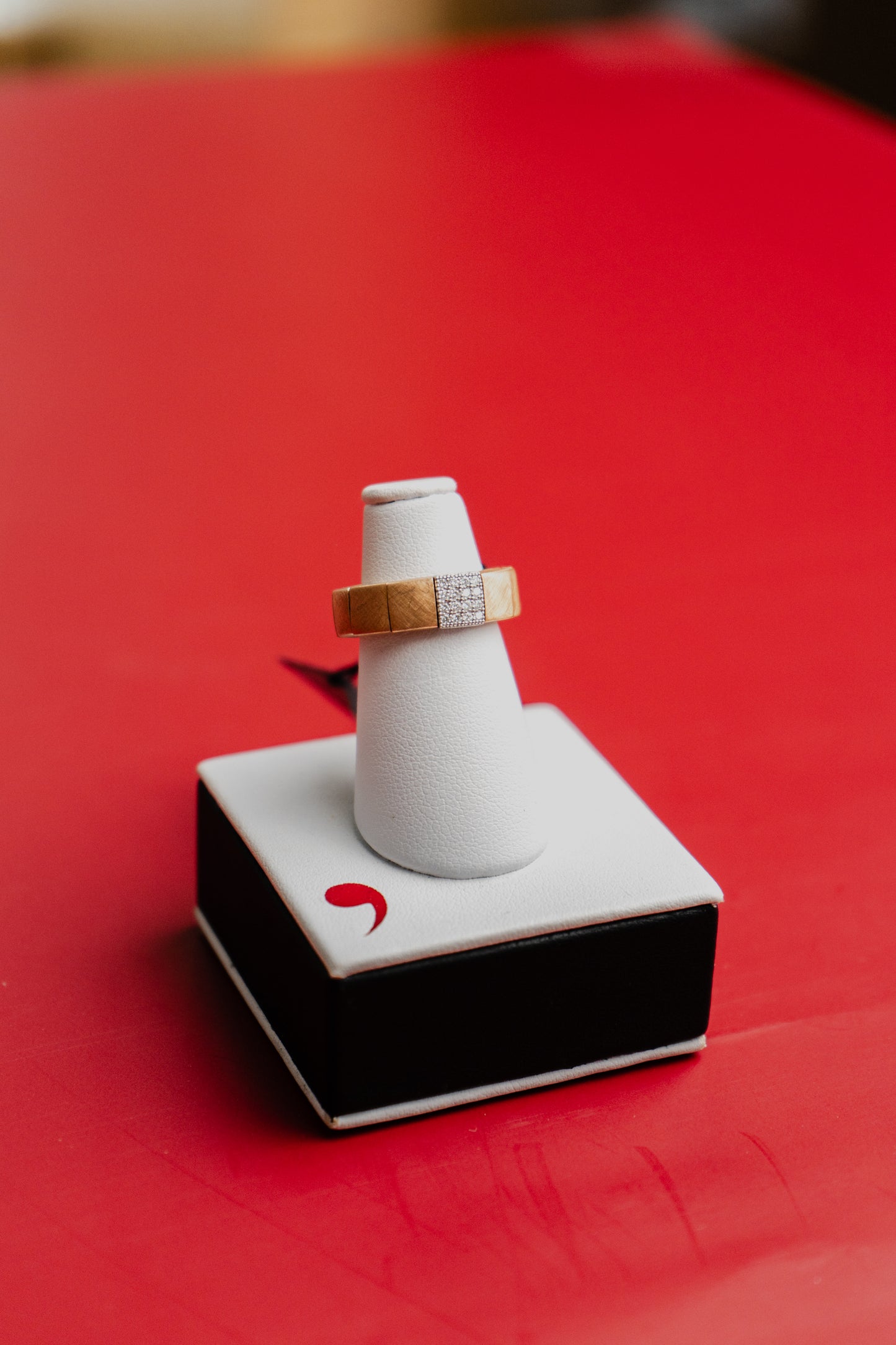 Anello Robeto Demeglio in ceramica, oro e diamanti bianchi