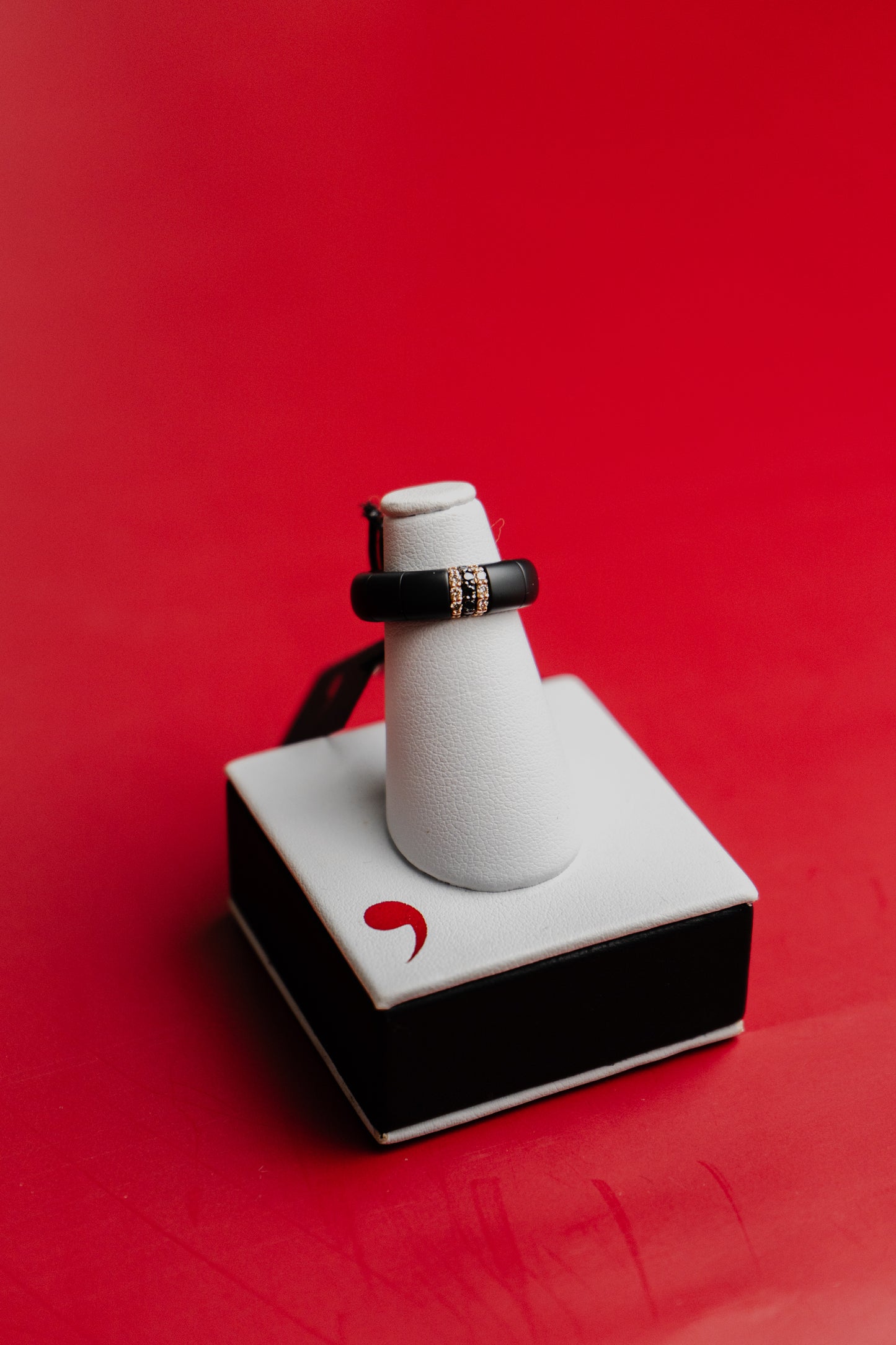 Anello Roberto Demeglio in ceramica, oro, diamanti neri e diamanti brown