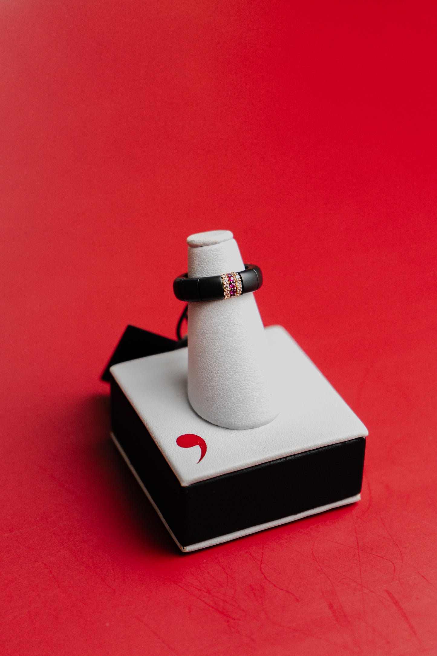 Anello Roberto Demeglio in ceramica, oro, rubini e diamanti brown