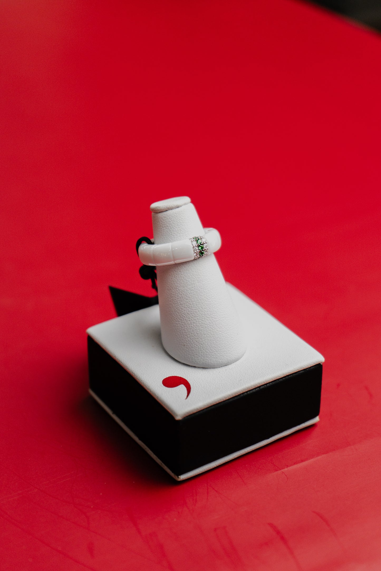 Anello Roberto Demeglio in ceramica bianca, oro bianco e diamanti bianchi