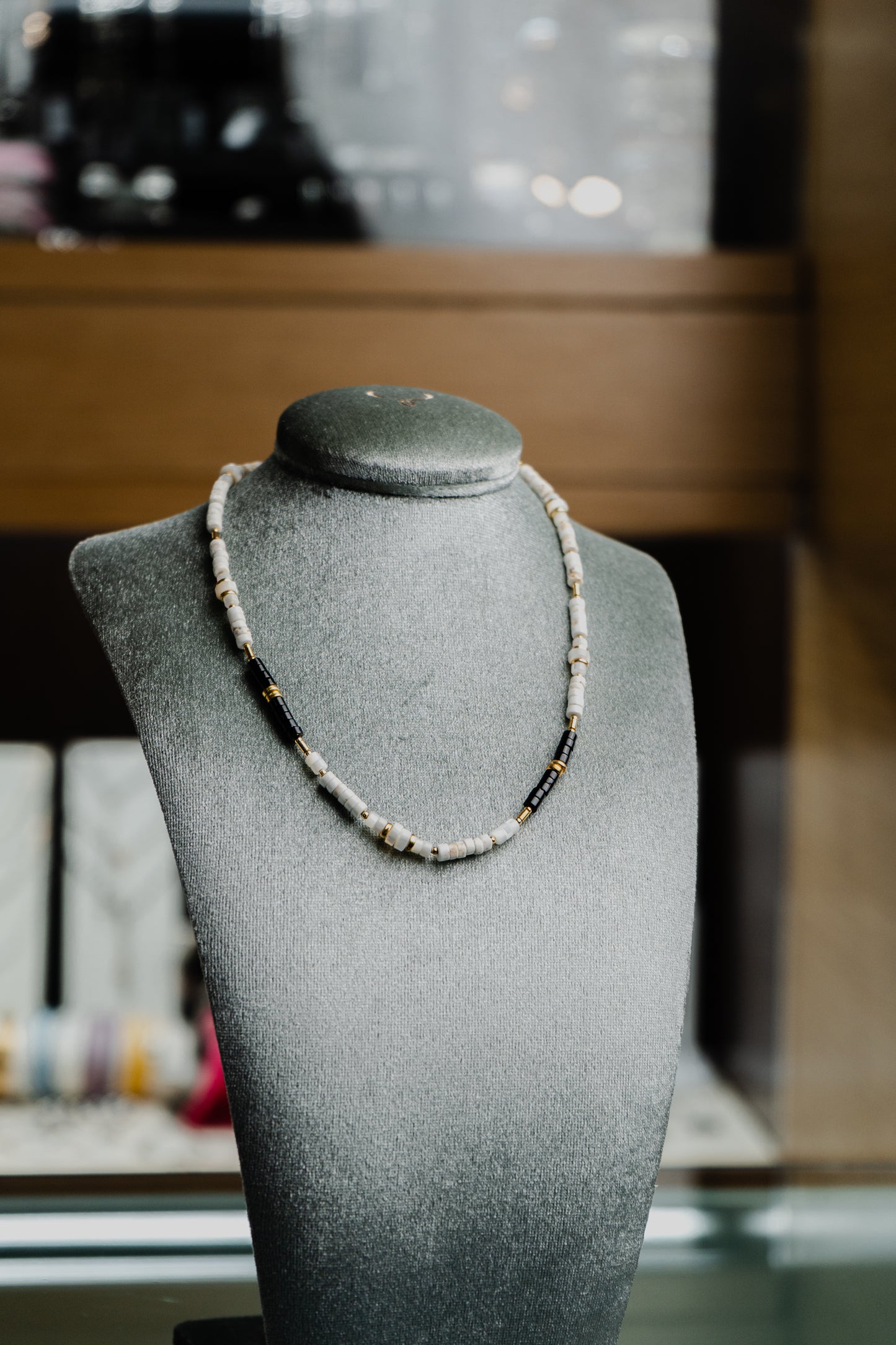 Collana Maman et Sophie in argento con aulite bianca, agata nera e madreperla