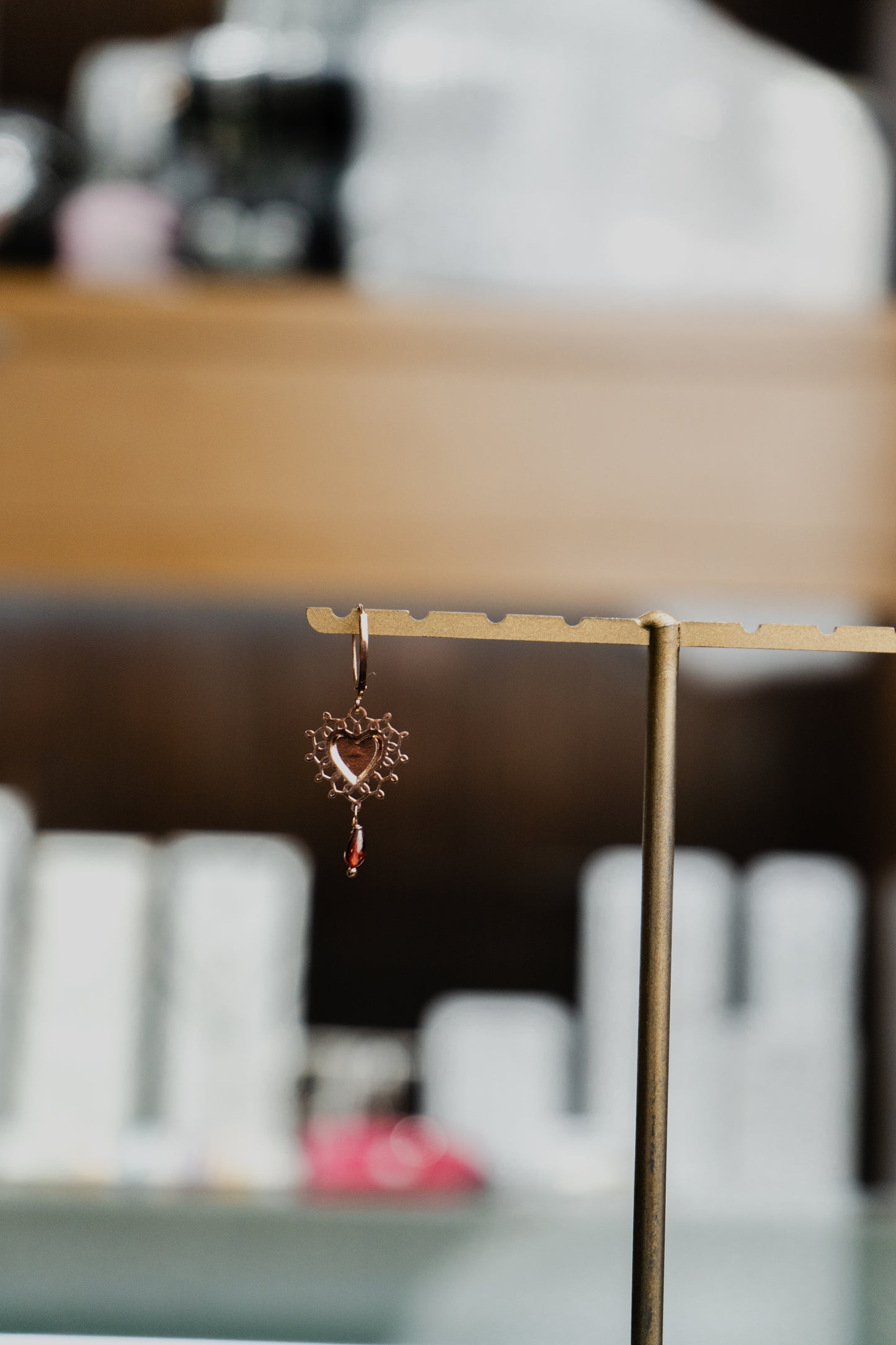 Orecchino Maman et Sophie in argento con goccia di granato pendente