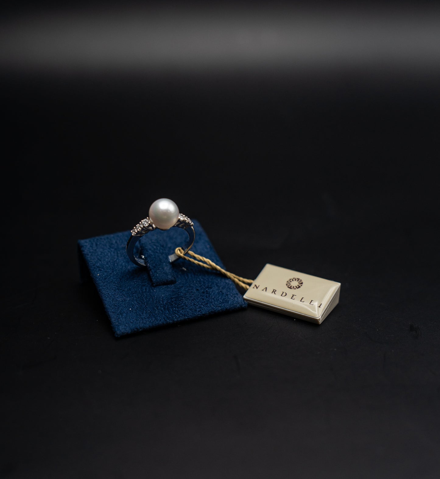 Anello Nardelli in oro bianco, diamanti e perla