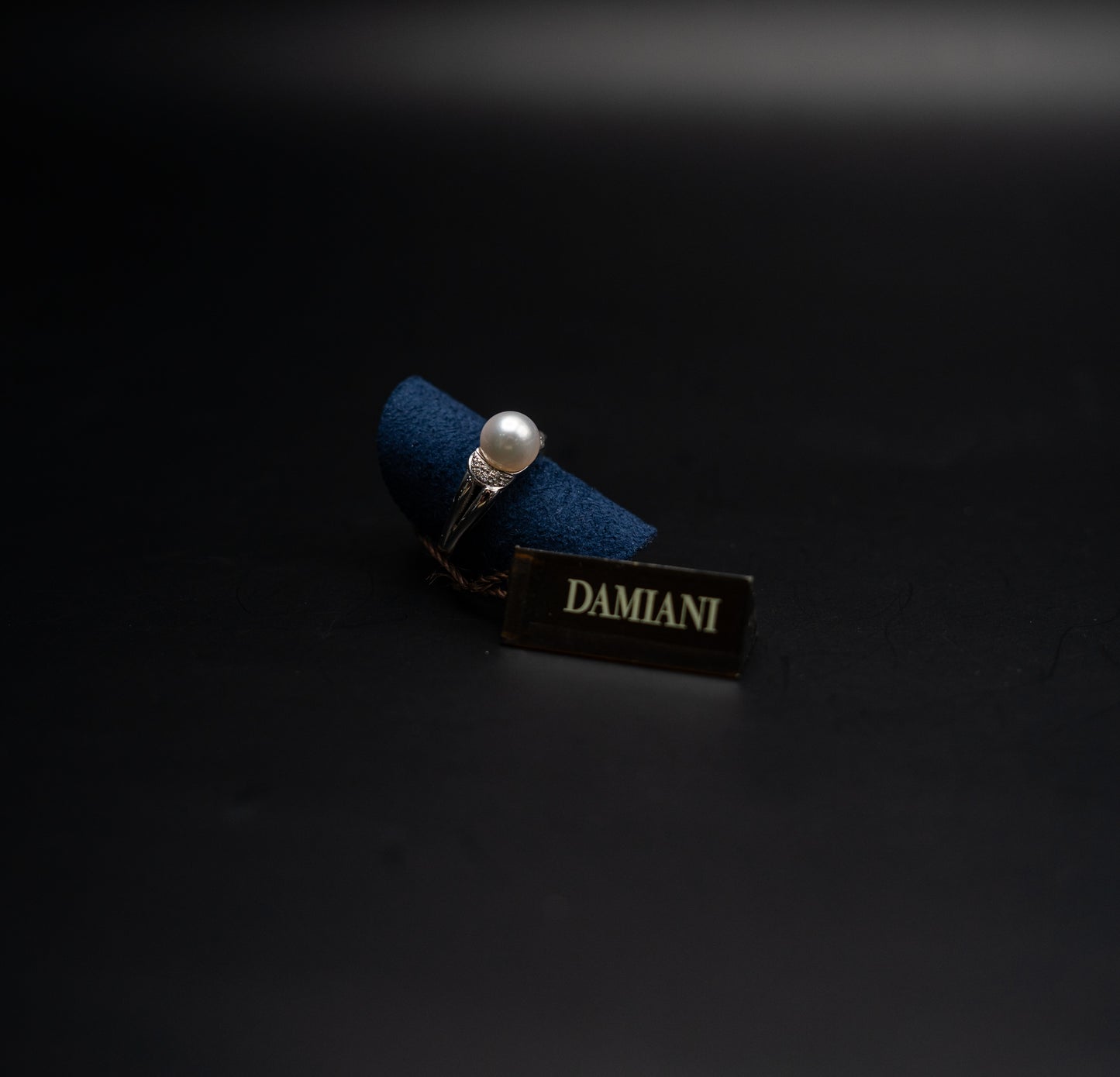 Anello Damiani in oro bianco, diamanti e perla