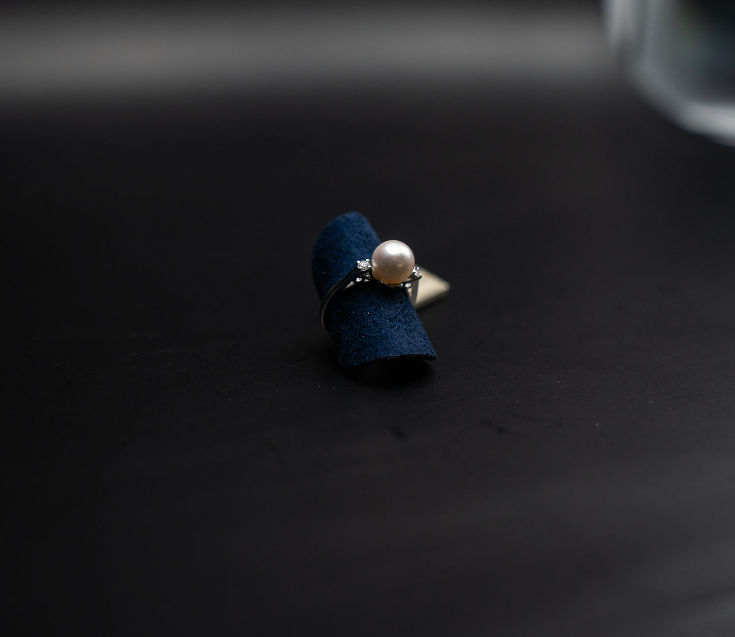 Anello Nardelli in oro bianco, diamanti e perla