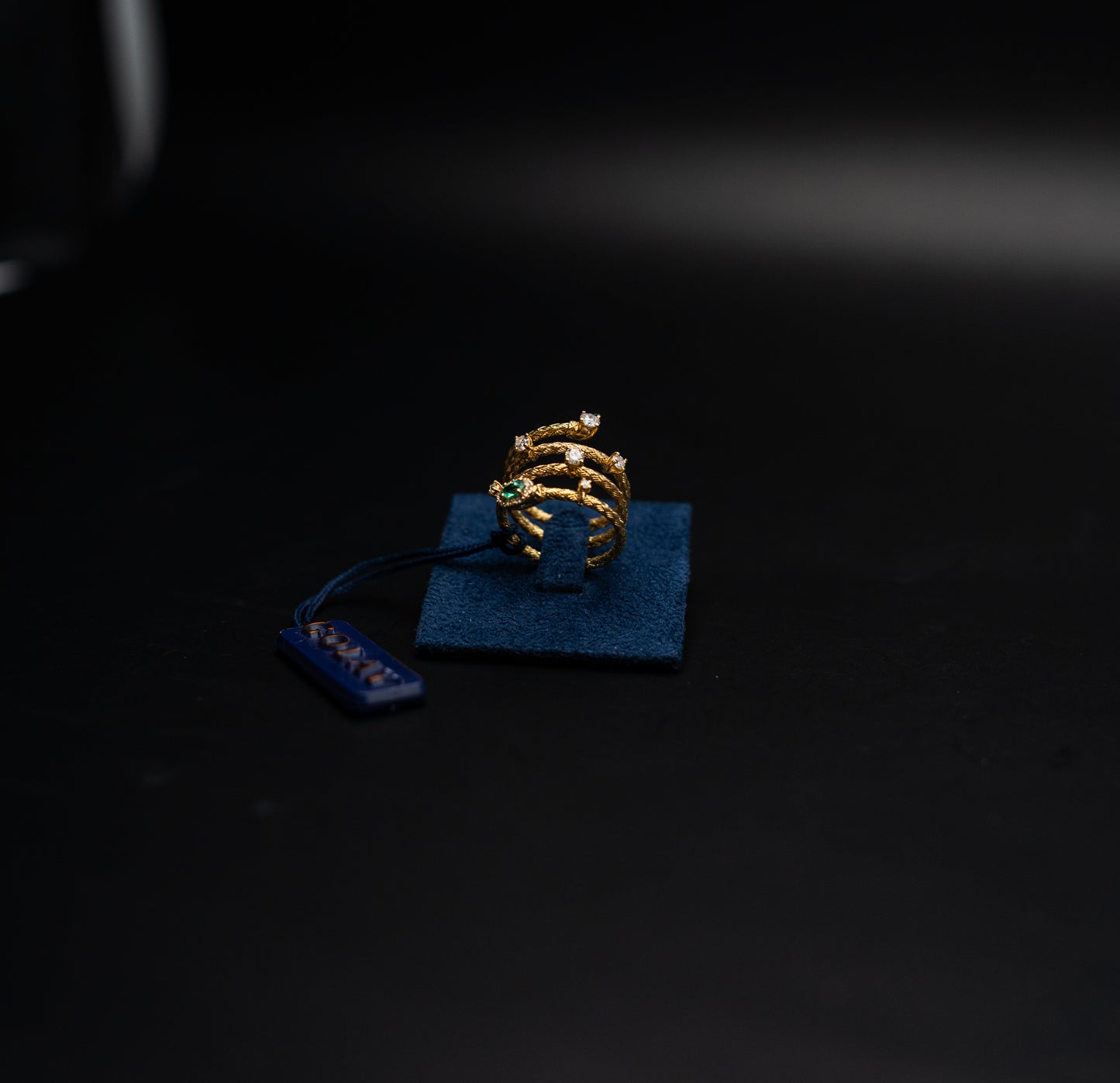 Anello Golay in oro giallo satinato, smeraldo naturale e diamanti