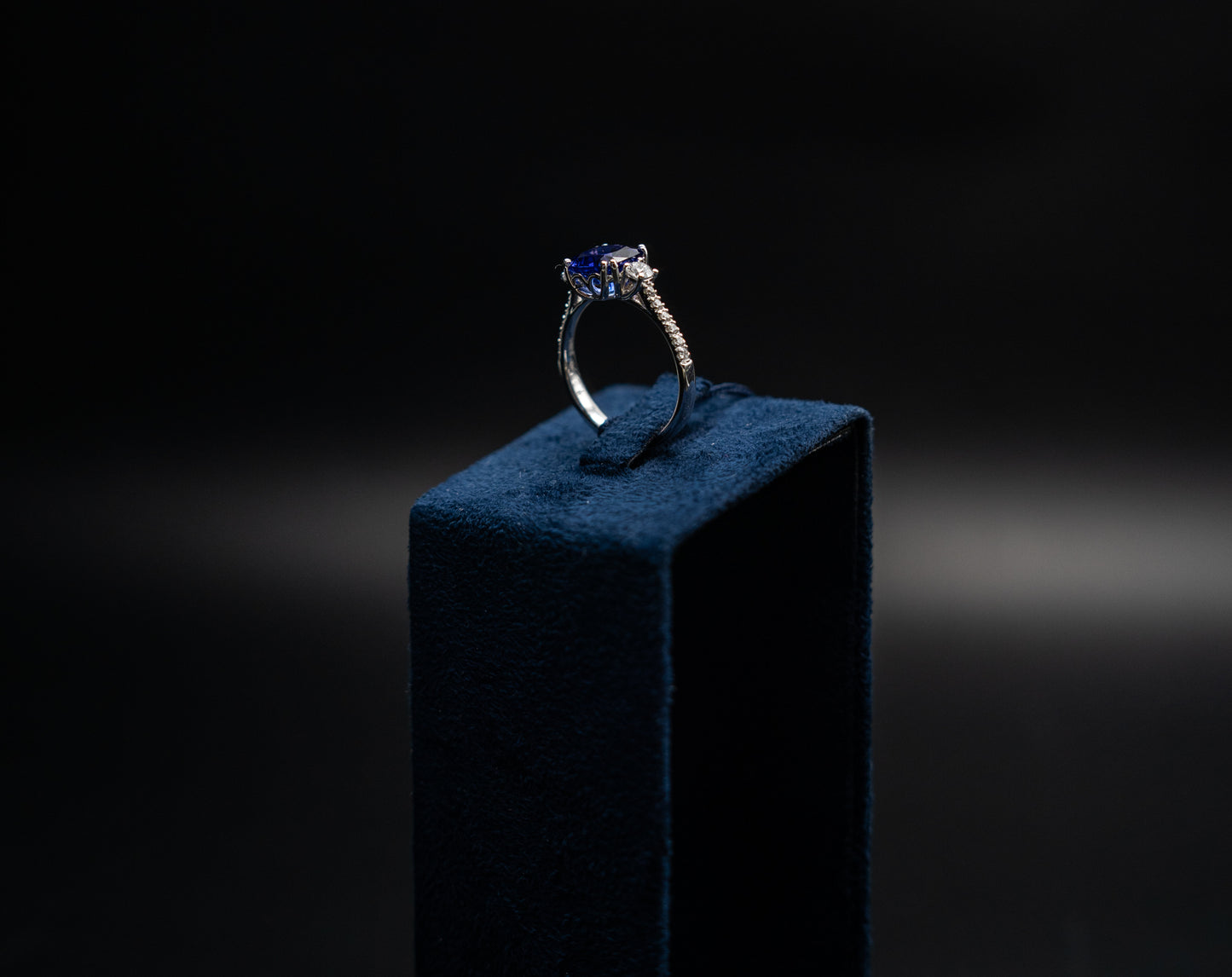 Anello Golay in oro bianco, diamanti e tanzanite