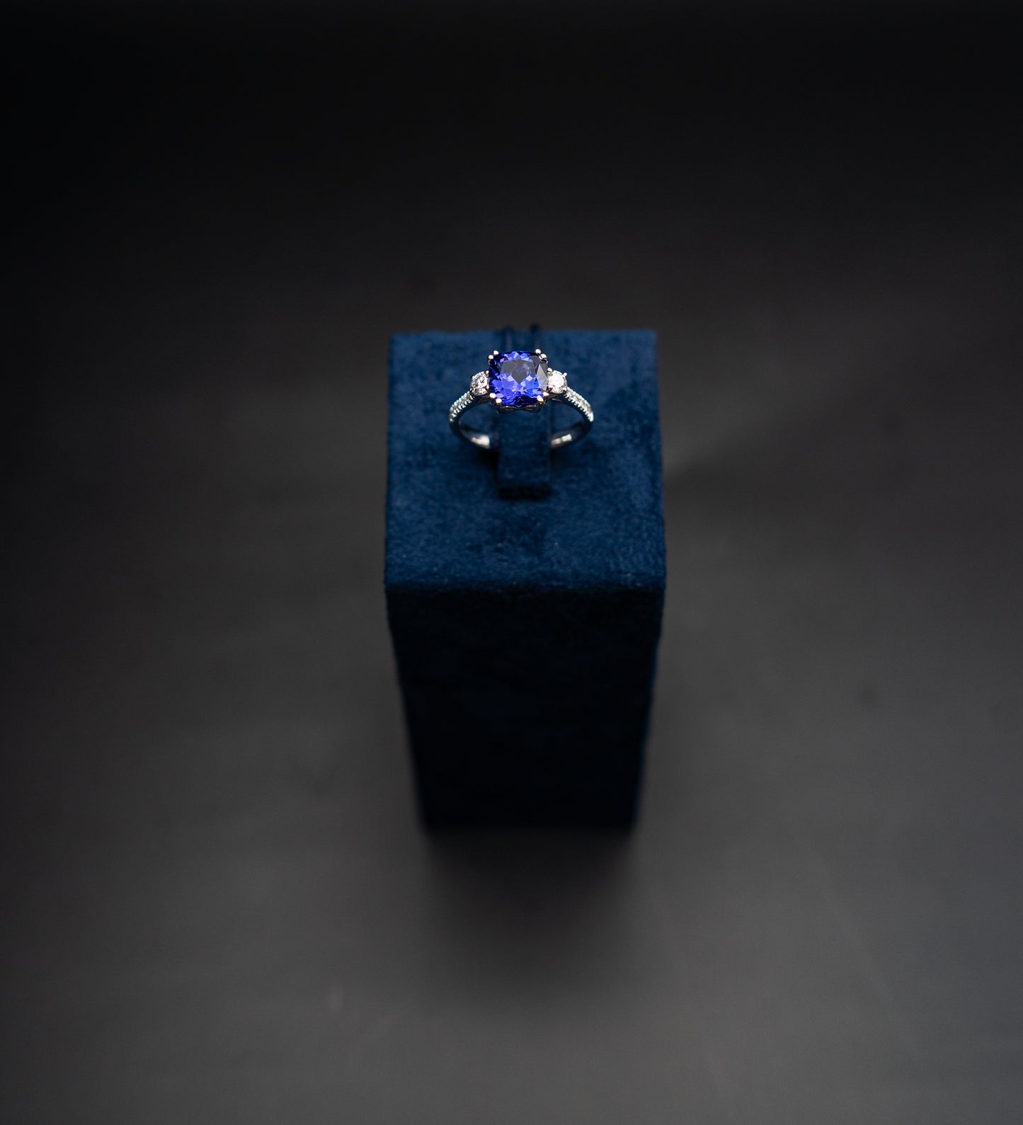 Anello Golay in oro bianco, diamanti e tanzanite