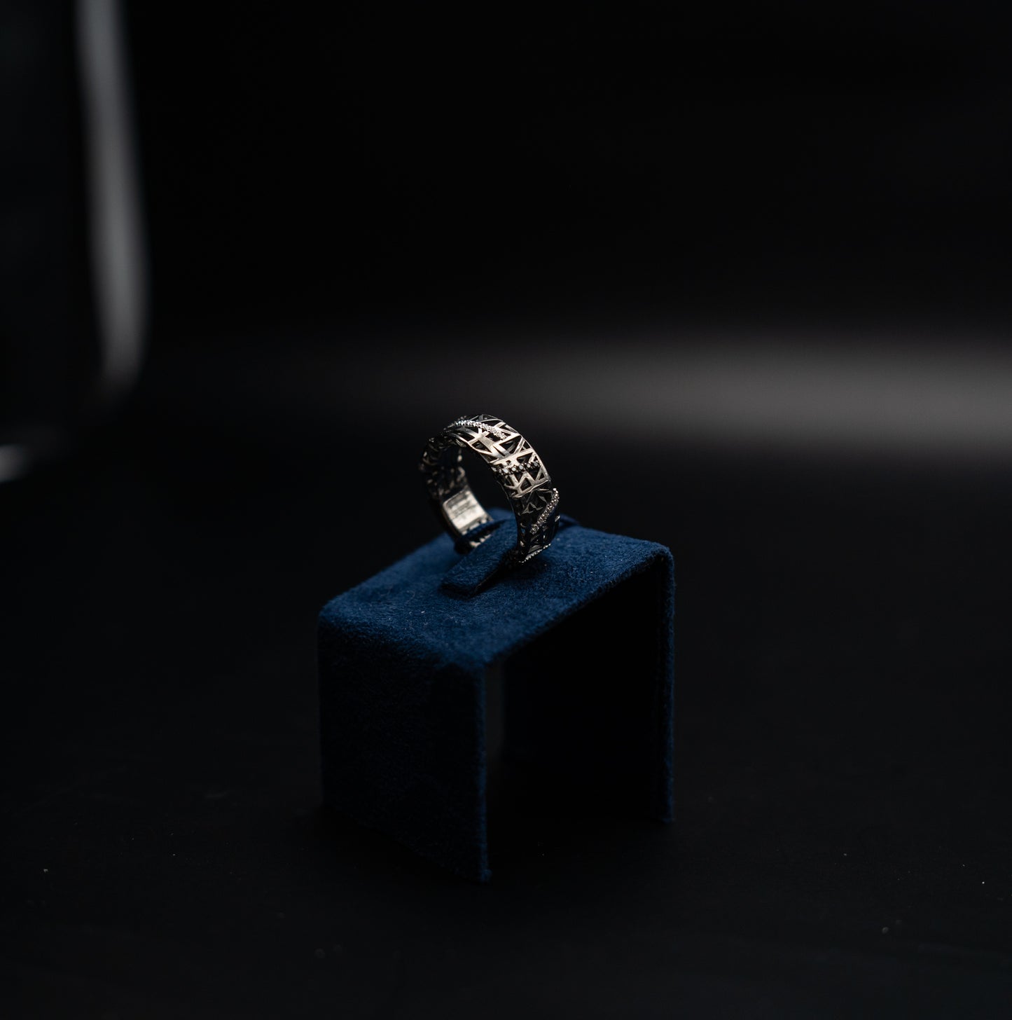 Anello Golay in oro brunito e diamanti bianchi e diamanti neri