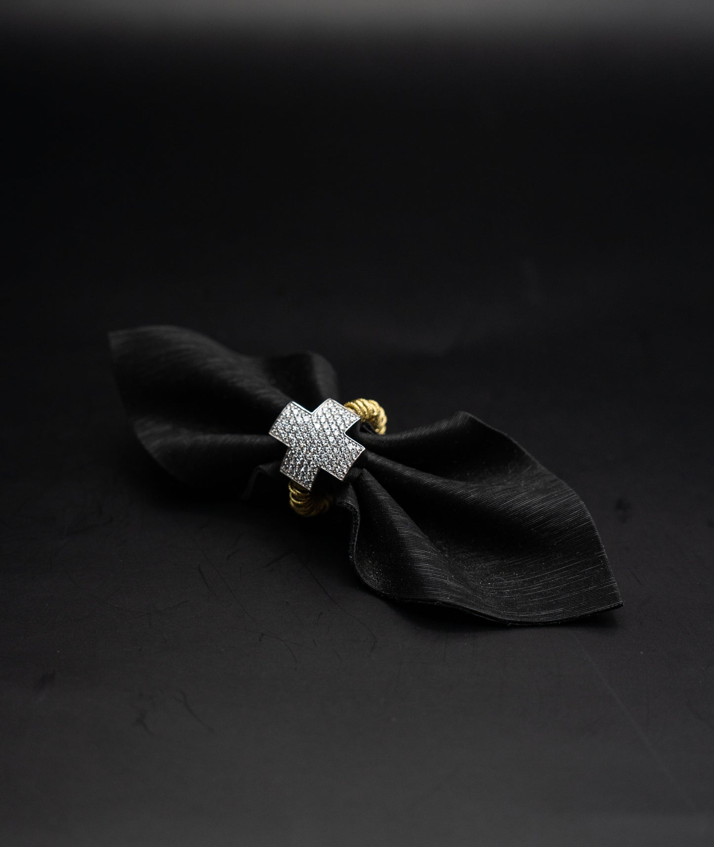 Anello Roberto Demeglio in oro giallo elastico, oro bianco e diamanti bianchi