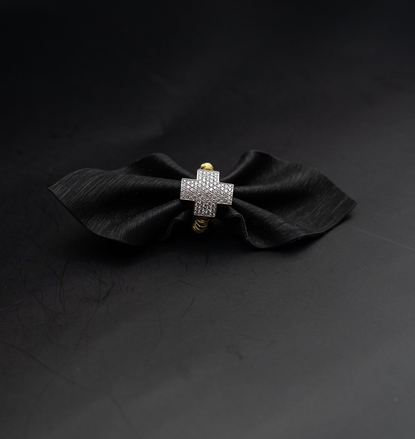 Anello Roberto Demeglio in oro giallo elastico, oro bianco e diamanti bianchi