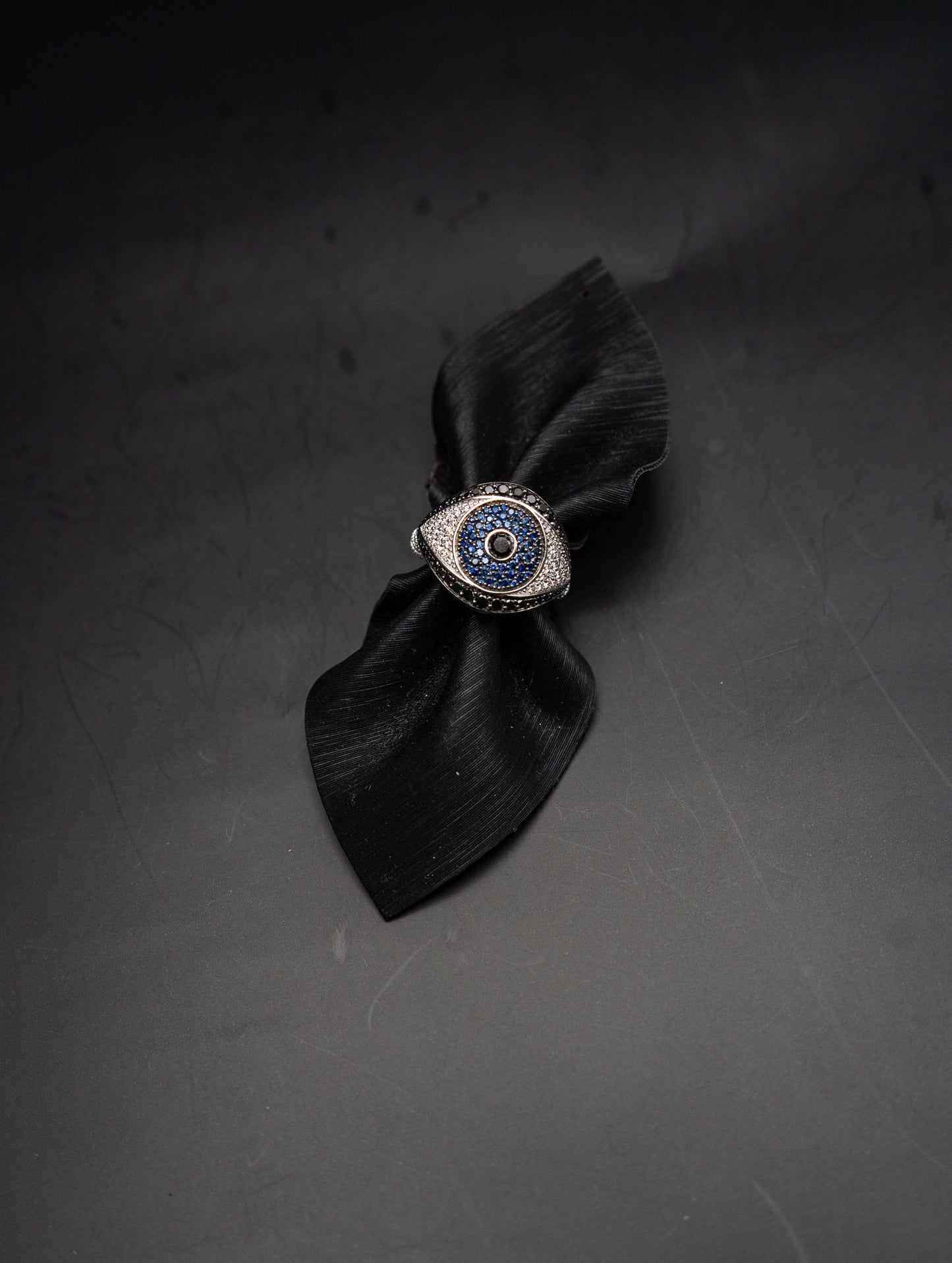 Anello Roberto Demeglio in oro bianco, diamanti bianchi, diamanti neri e zaffiri blu