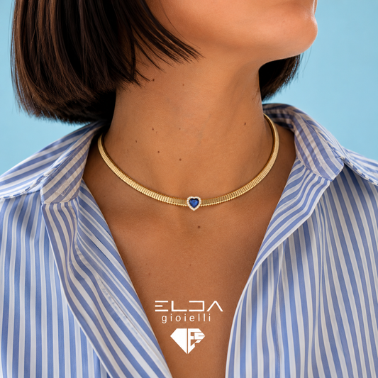 Collana girocollo Nardelli in oro giallo, con cuore zaffiro blu e diamanti bianchi.