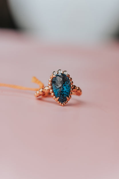 Anello Minù by Giovanni Ferraris con topazio