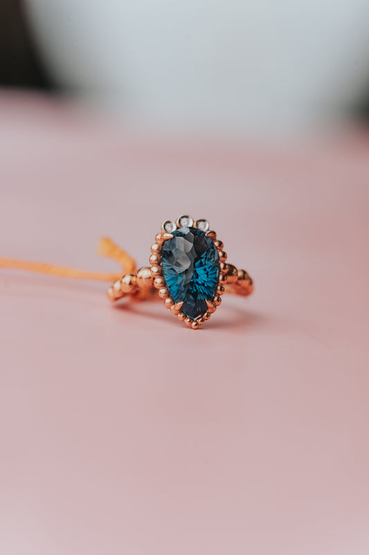 Anello Minù by Giovanni Ferraris con topazio