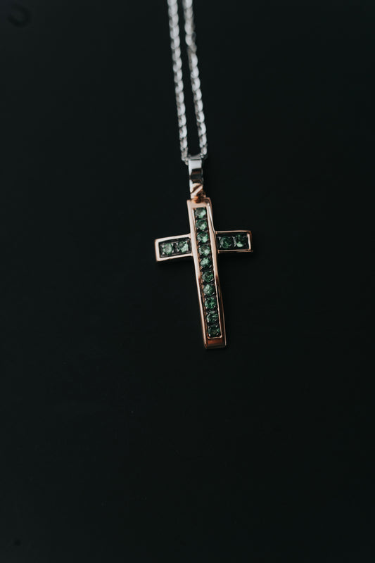 Collana ciondolo a croce con smeraldi