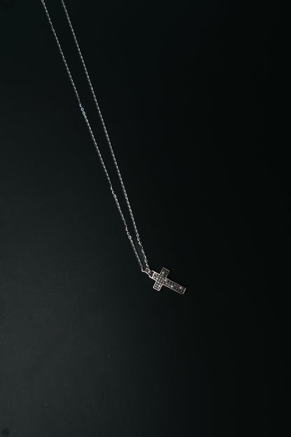Collana croce pendente con diamanti bianchi e diamanti neri