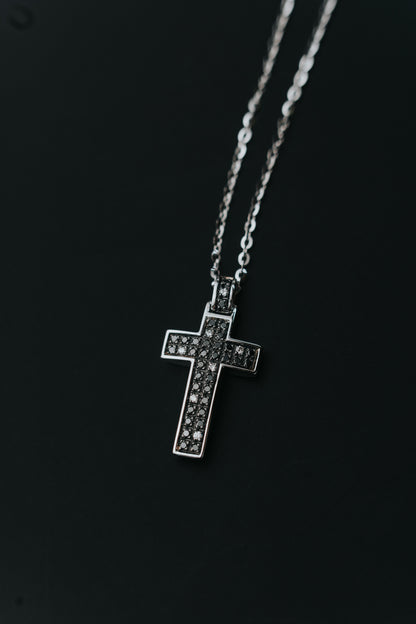 Collana croce pendente con diamanti bianchi e diamanti neri