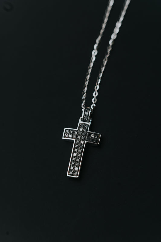 Collana croce pendente con diamanti bianchi e diamanti neri