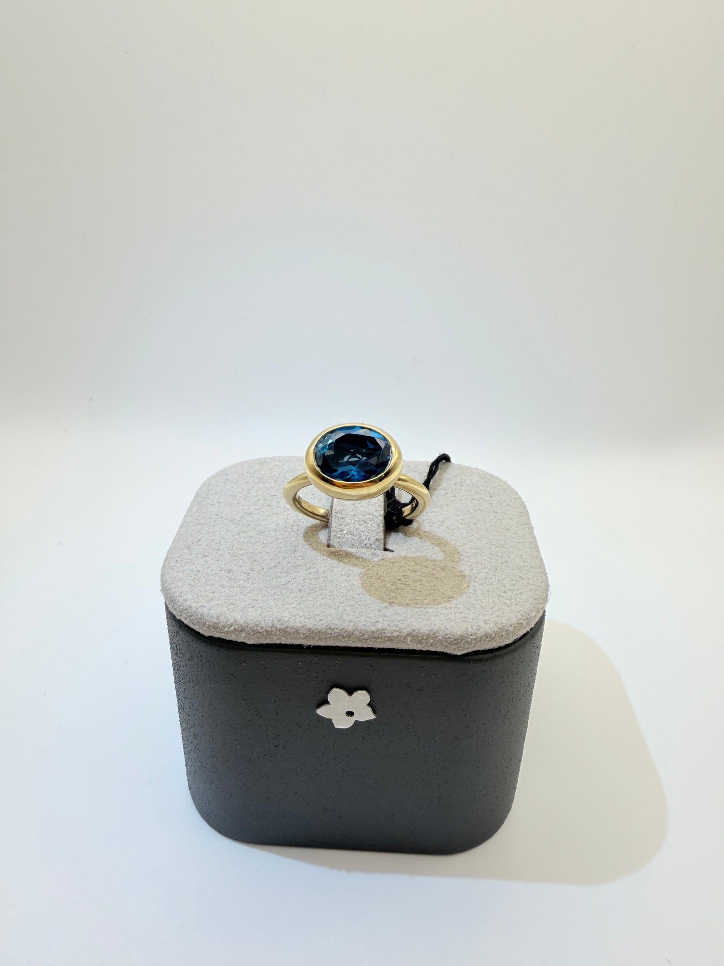 Anello Fiore in oro con topazio blu London