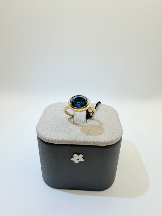 Anello Fiore in oro con topazio blu London