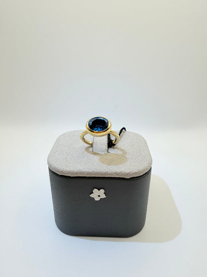 Anello Fiore in oro con topazio blu London