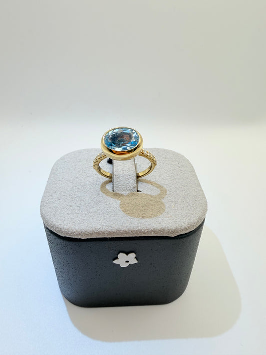 Anello Fiore in oro giallo con topazio sky e diamanti