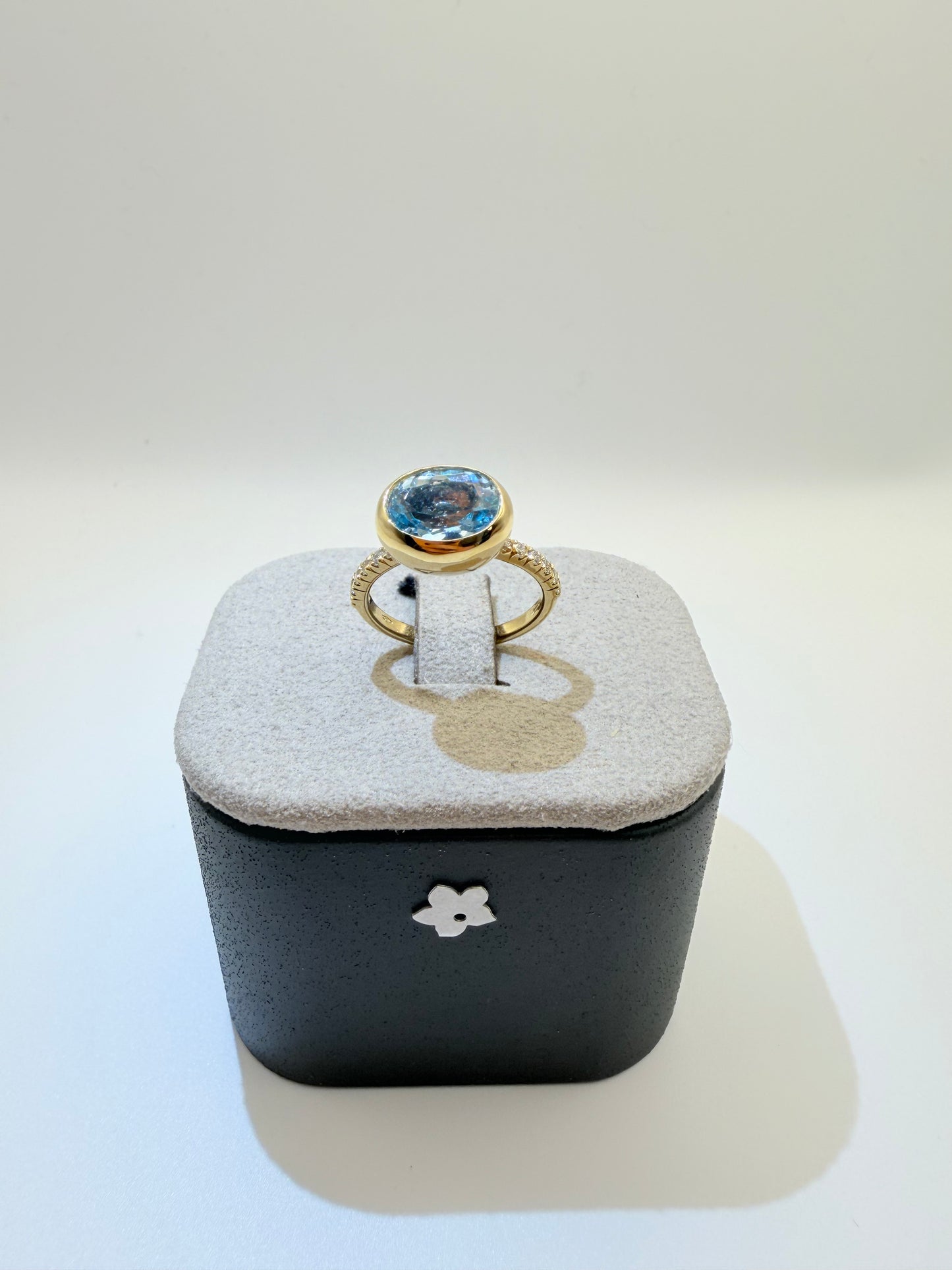 Anello Fiore in oro giallo con topazio sky e diamanti