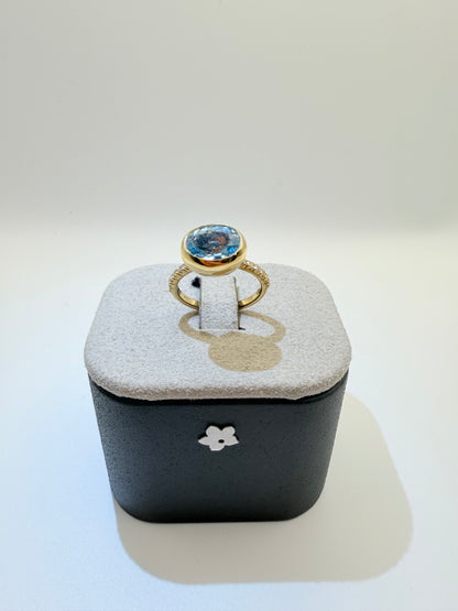 Anello Fiore in oro giallo con topazio sky e diamanti
